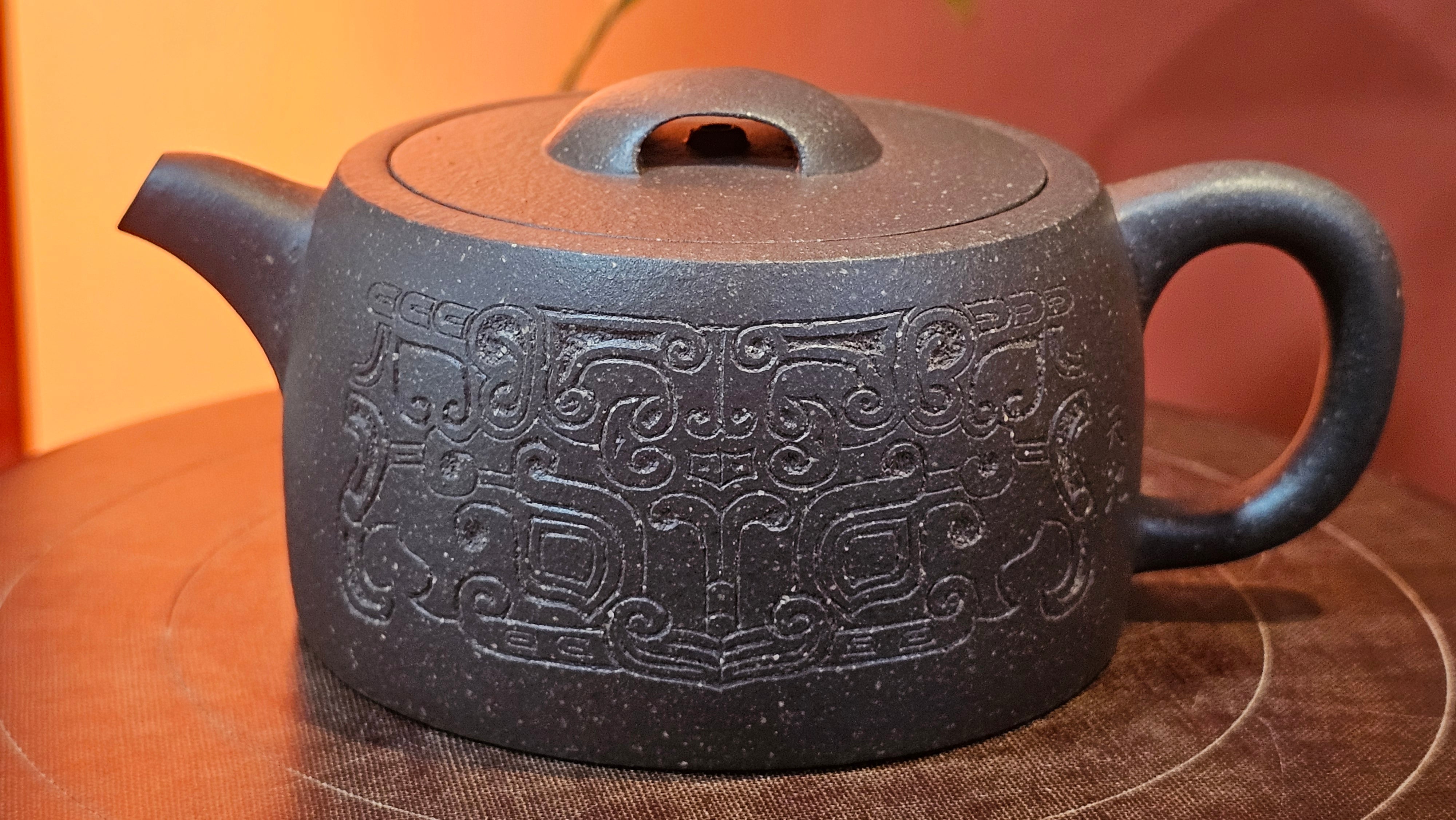Niu Gai Jing Lan《牛盖井栏》, 159.5ml, Hei Zi Ni 黑紫泥, with Chinese Bronze Age Patterns~Engraving Art 青铜器纹样~刻绘, by our Craftsman Zhang Huan 张欢 ~!Congratulations to Ms C.W.! 1156hrs 17th Oct 2025, Sunnyvale! CA.