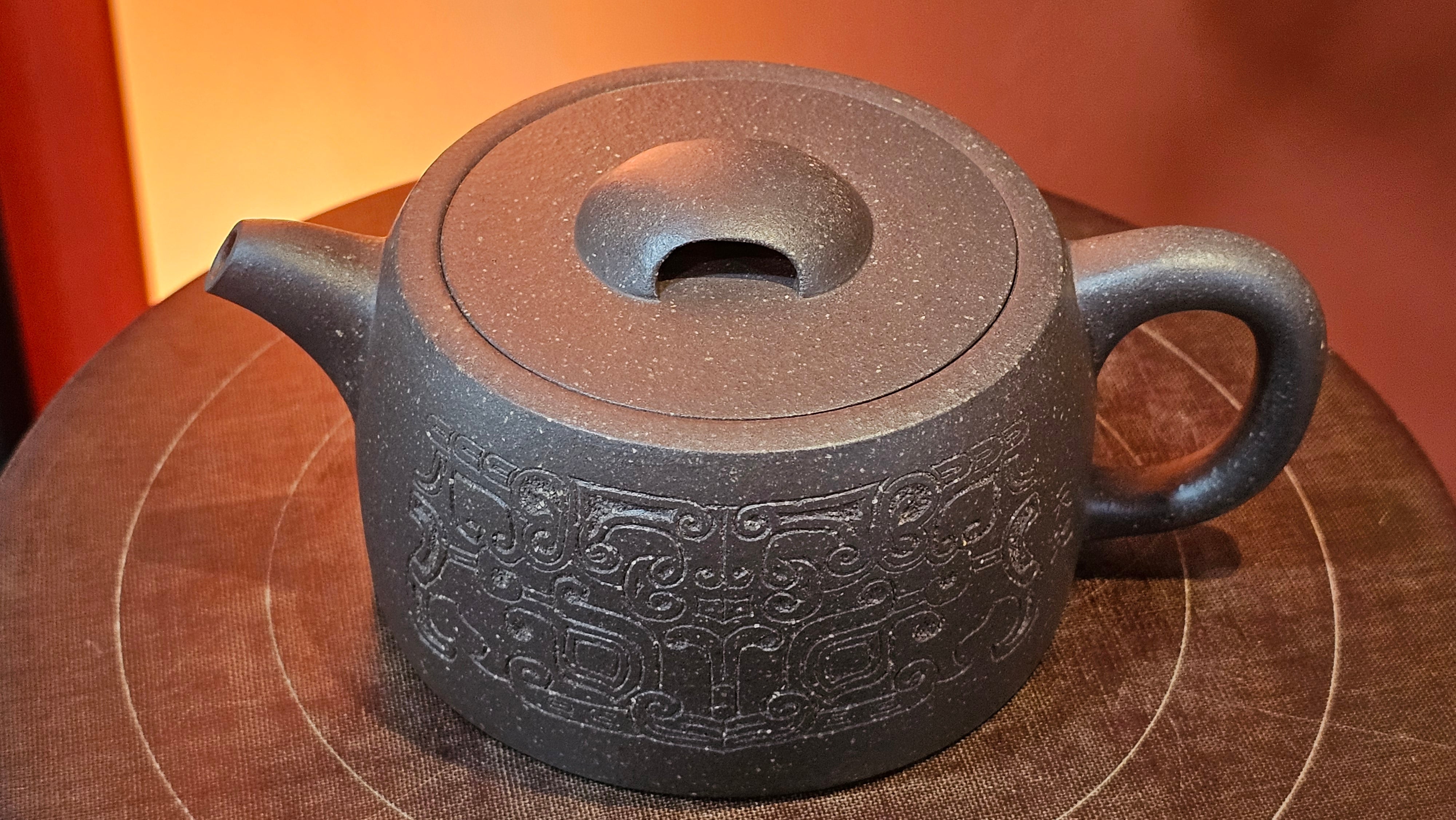 Niu Gai Jing Lan《牛盖井栏》, 159.5ml, Hei Zi Ni 黑紫泥, with Chinese Bronze Age Patterns~Engraving Art 青铜器纹样~刻绘, by our Craftsman Zhang Huan 张欢 ~!Congratulations to Ms C.W.! 1156hrs 17th Oct 2025, Sunnyvale! CA.