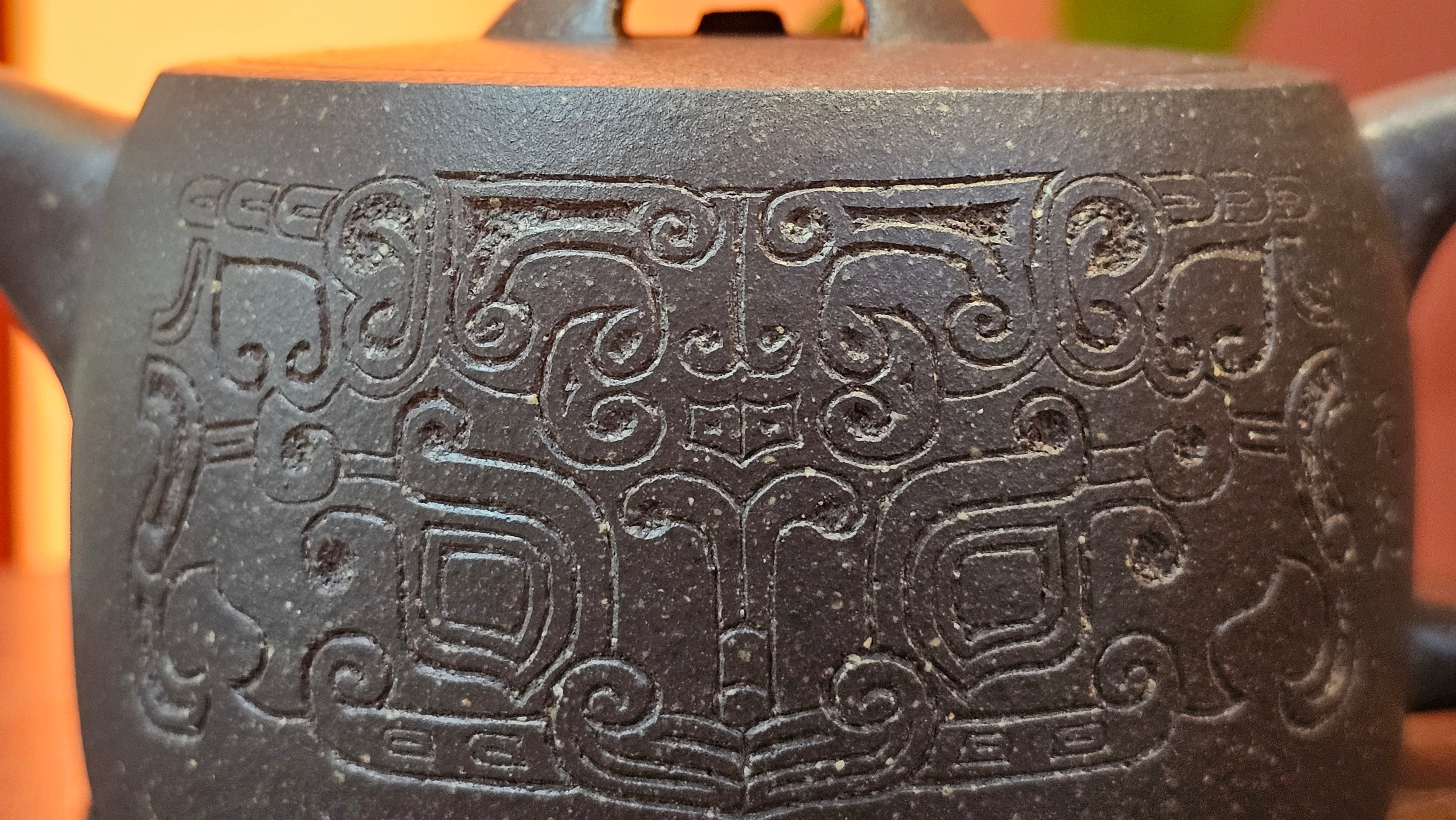 Niu Gai Jing Lan《牛盖井栏》, 159.5ml, Hei Zi Ni 黑紫泥, with Chinese Bronze Age Patterns~Engraving Art 青铜器纹样~刻绘, by our Craftsman Zhang Huan 张欢 ~!Congratulations to Ms C.W.! 1156hrs 17th Oct 2025, Sunnyvale! CA.