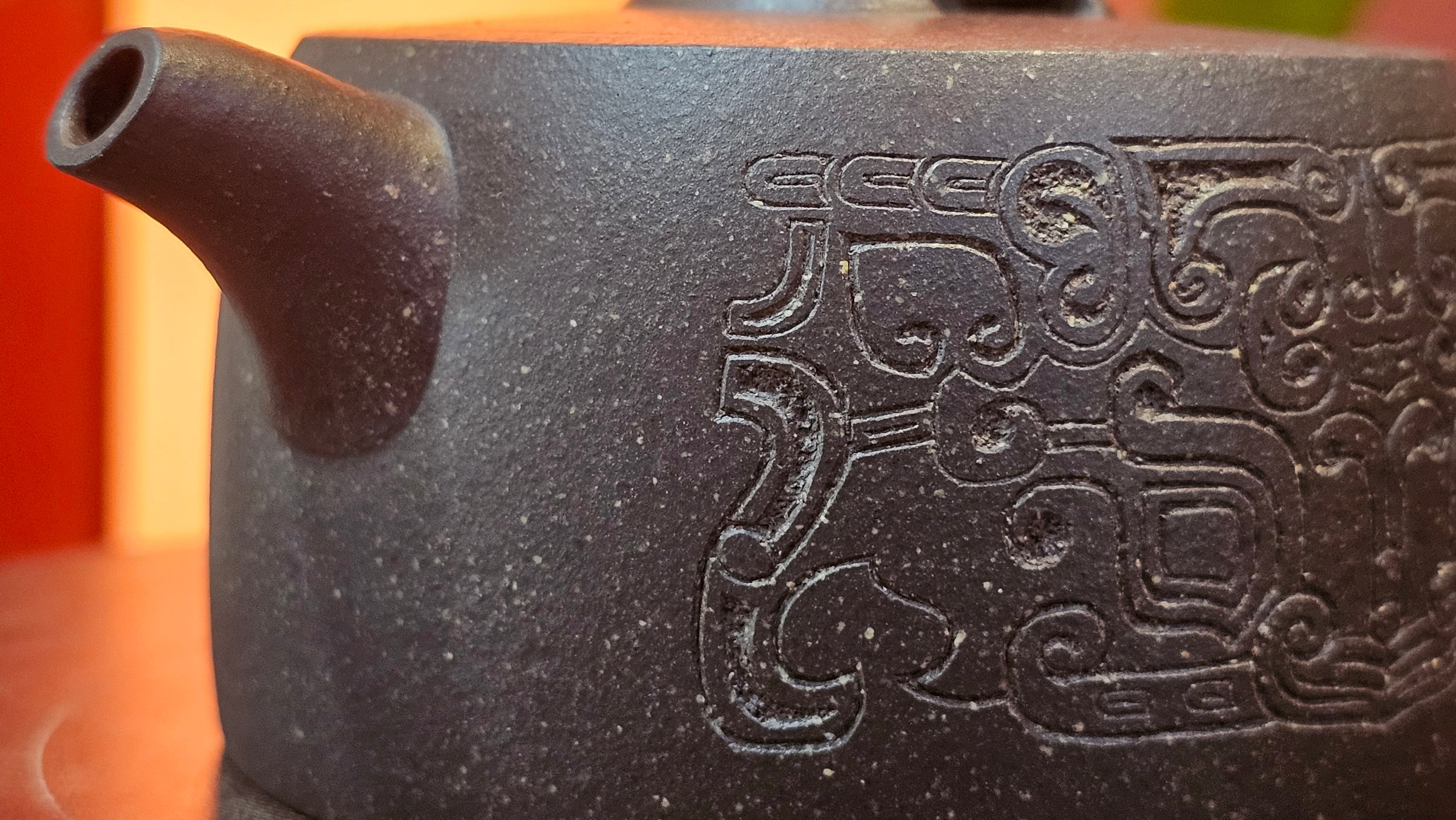 Niu Gai Jing Lan《牛盖井栏》, 159.5ml, Hei Zi Ni 黑紫泥, with Chinese Bronze Age Patterns~Engraving Art 青铜器纹样~刻绘, by our Craftsman Zhang Huan 张欢 ~!Congratulations to Ms C.W.! 1156hrs 17th Oct 2025, Sunnyvale! CA.