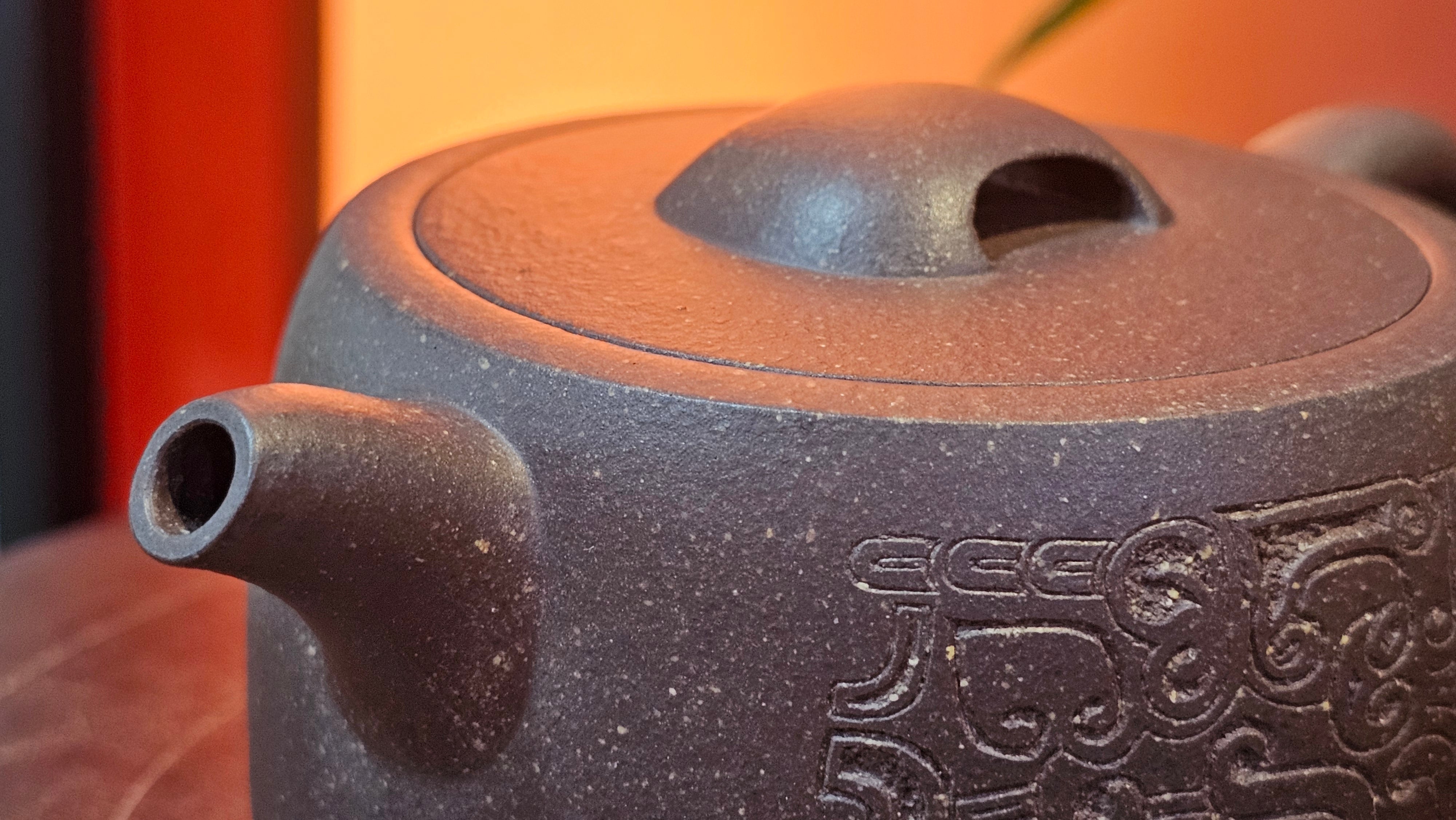 Niu Gai Jing Lan《牛盖井栏》, 159.5ml, Hei Zi Ni 黑紫泥, with Chinese Bronze Age Patterns~Engraving Art 青铜器纹样~刻绘, by our Craftsman Zhang Huan 张欢 ~!Congratulations to Ms C.W.! 1156hrs 17th Oct 2025, Sunnyvale! CA.