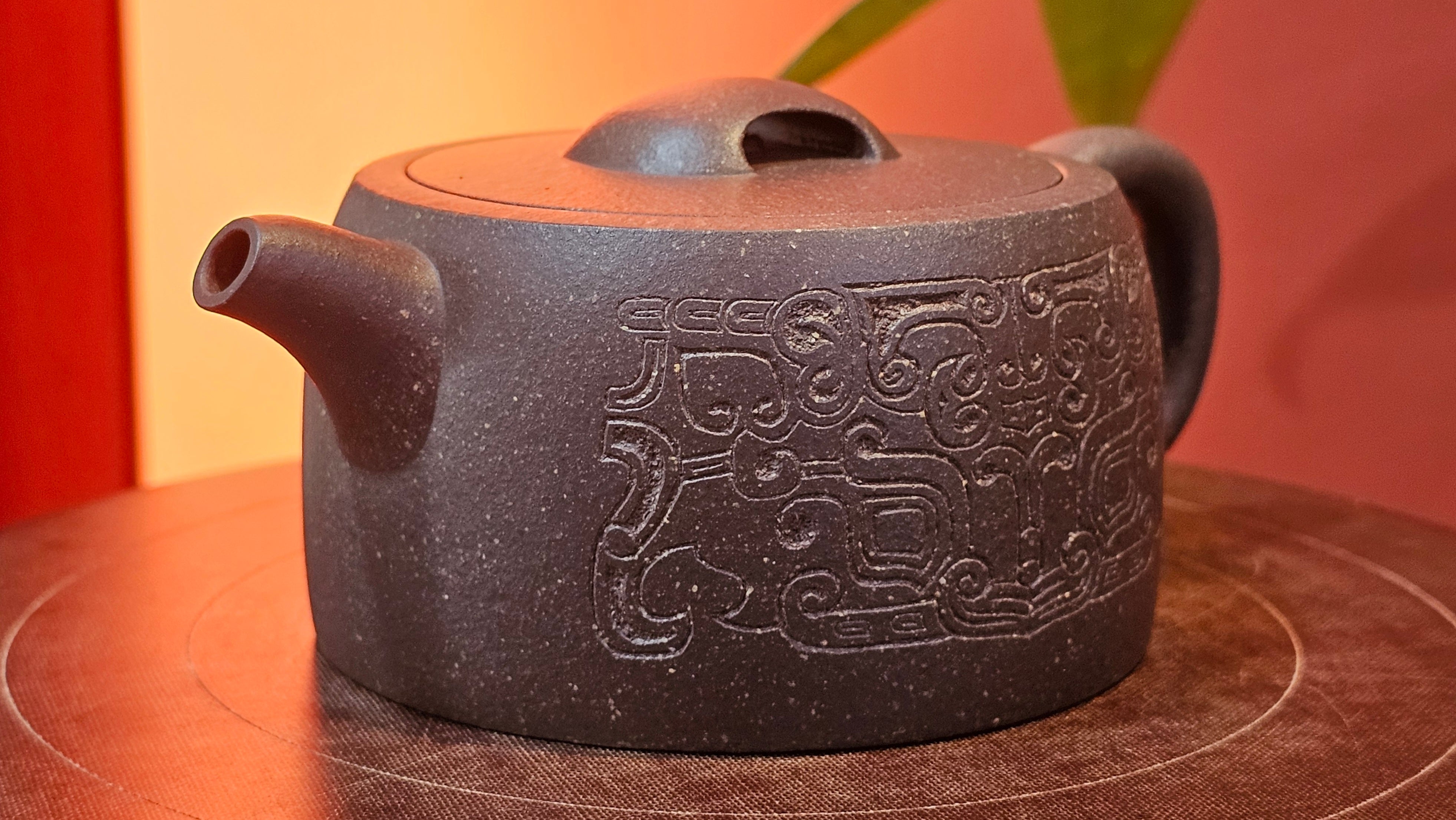 Niu Gai Jing Lan《牛盖井栏》, 159.5ml, Hei Zi Ni 黑紫泥, with Chinese Bronze Age Patterns~Engraving Art 青铜器纹样~刻绘, by our Craftsman Zhang Huan 张欢 ~!Congratulations to Ms C.W.! 1156hrs 17th Oct 2025, Sunnyvale! CA.