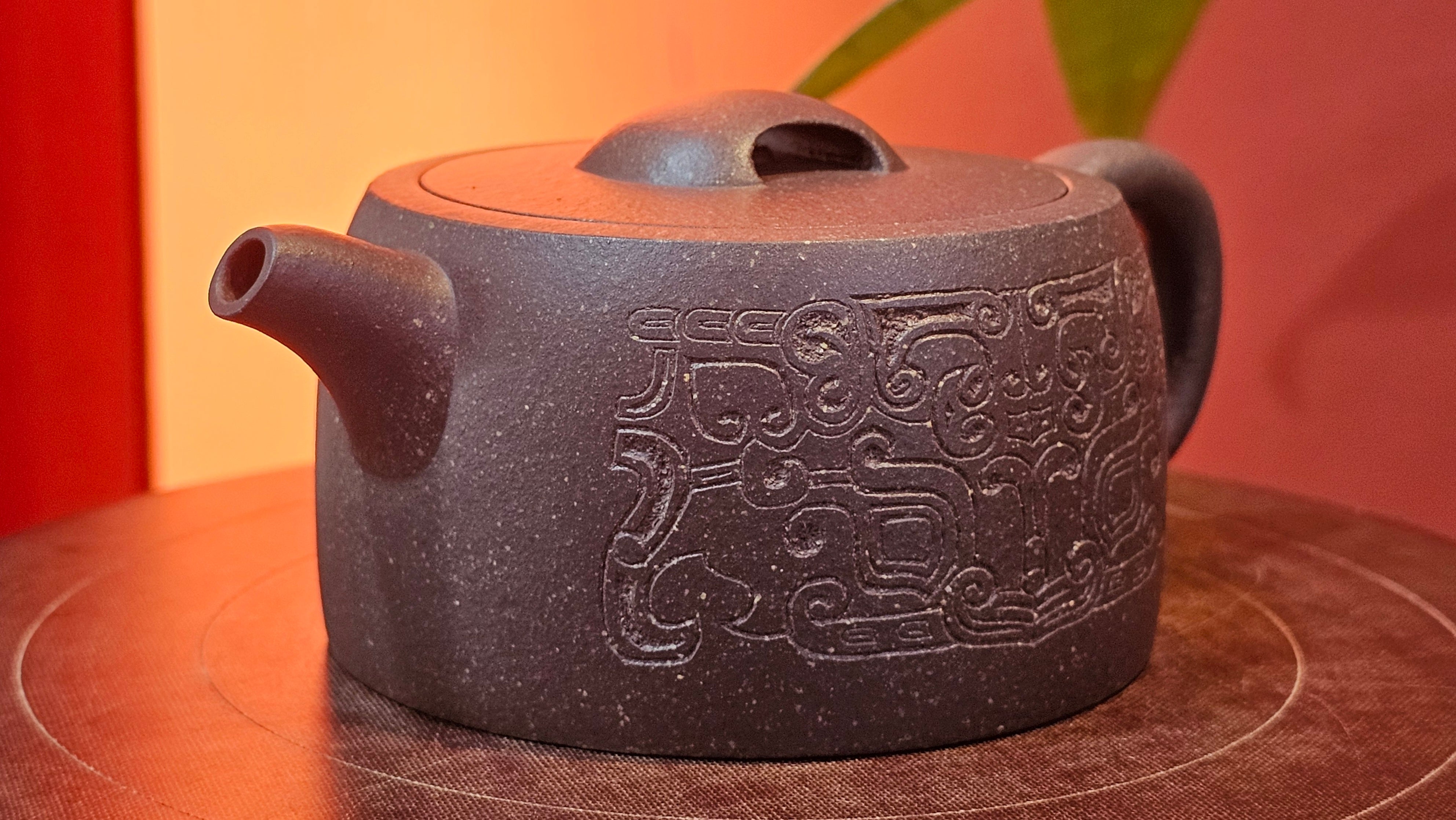 Niu Gai Jing Lan《牛盖井栏》, 159.5ml, Hei Zi Ni 黑紫泥, with Chinese Bronze Age Patterns~Engraving Art 青铜器纹样~刻绘, by our Craftsman Zhang Huan 张欢 ~!Congratulations to Ms C.W.! 1156hrs 17th Oct 2025, Sunnyvale! CA.