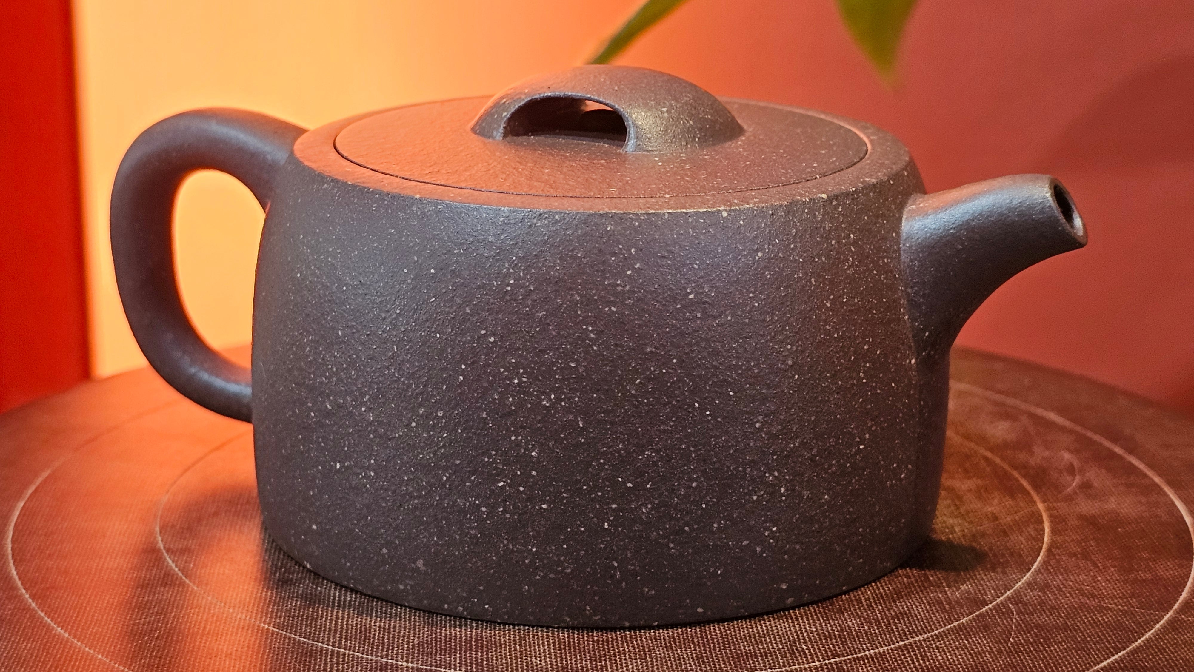 Niu Gai Jing Lan《牛盖井栏》, 159.5ml, Hei Zi Ni 黑紫泥, with Chinese Bronze Age Patterns~Engraving Art 青铜器纹样~刻绘, by our Craftsman Zhang Huan 张欢 ~!Congratulations to Ms C.W.! 1156hrs 17th Oct 2025, Sunnyvale! CA.