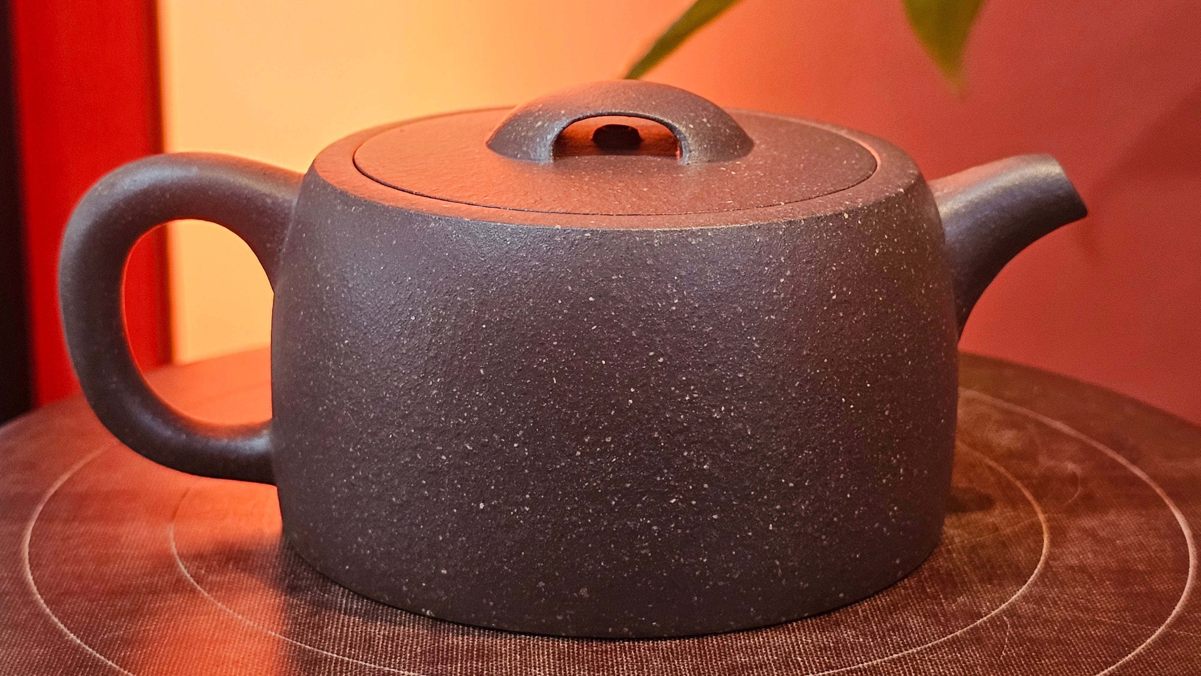 Niu Gai Jing Lan《牛盖井栏》, 159.5ml, Hei Zi Ni 黑紫泥, with Chinese Bronze Age Patterns~Engraving Art 青铜器纹样~刻绘, by our Craftsman Zhang Huan 张欢 ~!Congratulations to Ms C.W.! 1156hrs 17th Oct 2025, Sunnyvale! CA.