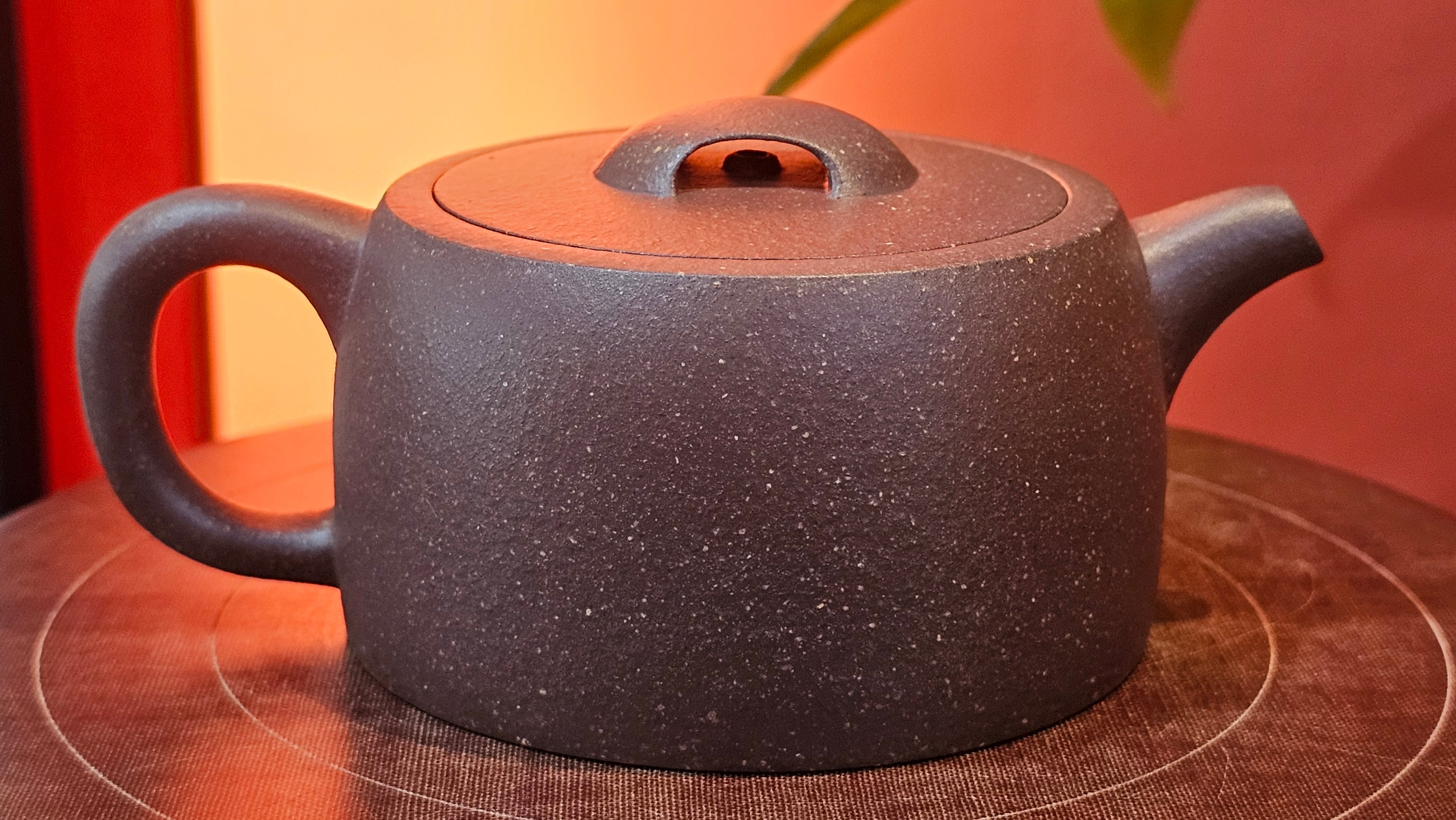 Niu Gai Jing Lan《牛盖井栏》, 159.5ml, Hei Zi Ni 黑紫泥, with Chinese Bronze Age Patterns~Engraving Art 青铜器纹样~刻绘, by our Craftsman Zhang Huan 张欢 ~!Congratulations to Ms C.W.! 1156hrs 17th Oct 2025, Sunnyvale! CA.