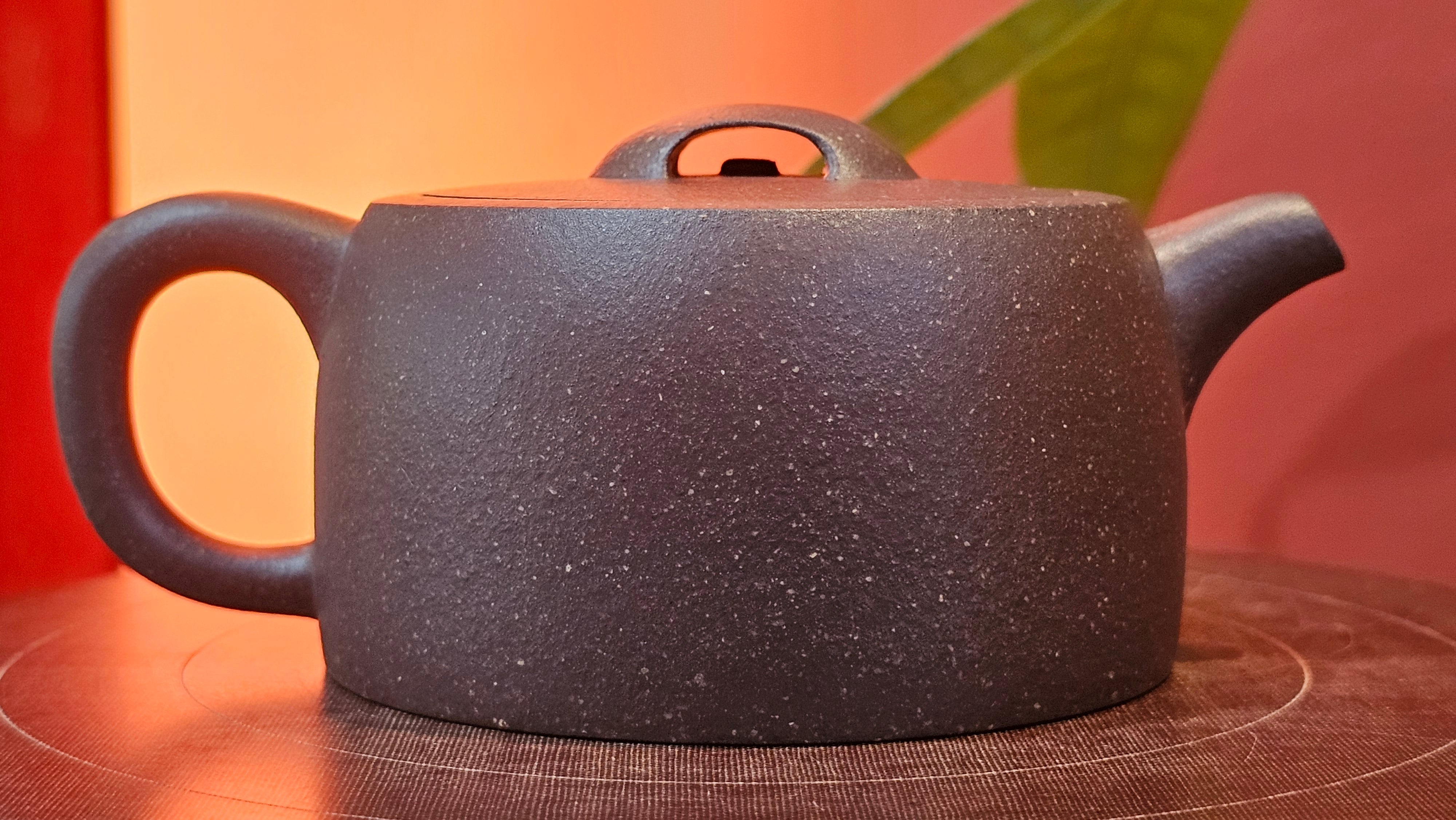 Niu Gai Jing Lan《牛盖井栏》, 159.5ml, Hei Zi Ni 黑紫泥, with Chinese Bronze Age Patterns~Engraving Art 青铜器纹样~刻绘, by our Craftsman Zhang Huan 张欢 ~!Congratulations to Ms C.W.! 1156hrs 17th Oct 2025, Sunnyvale! CA.