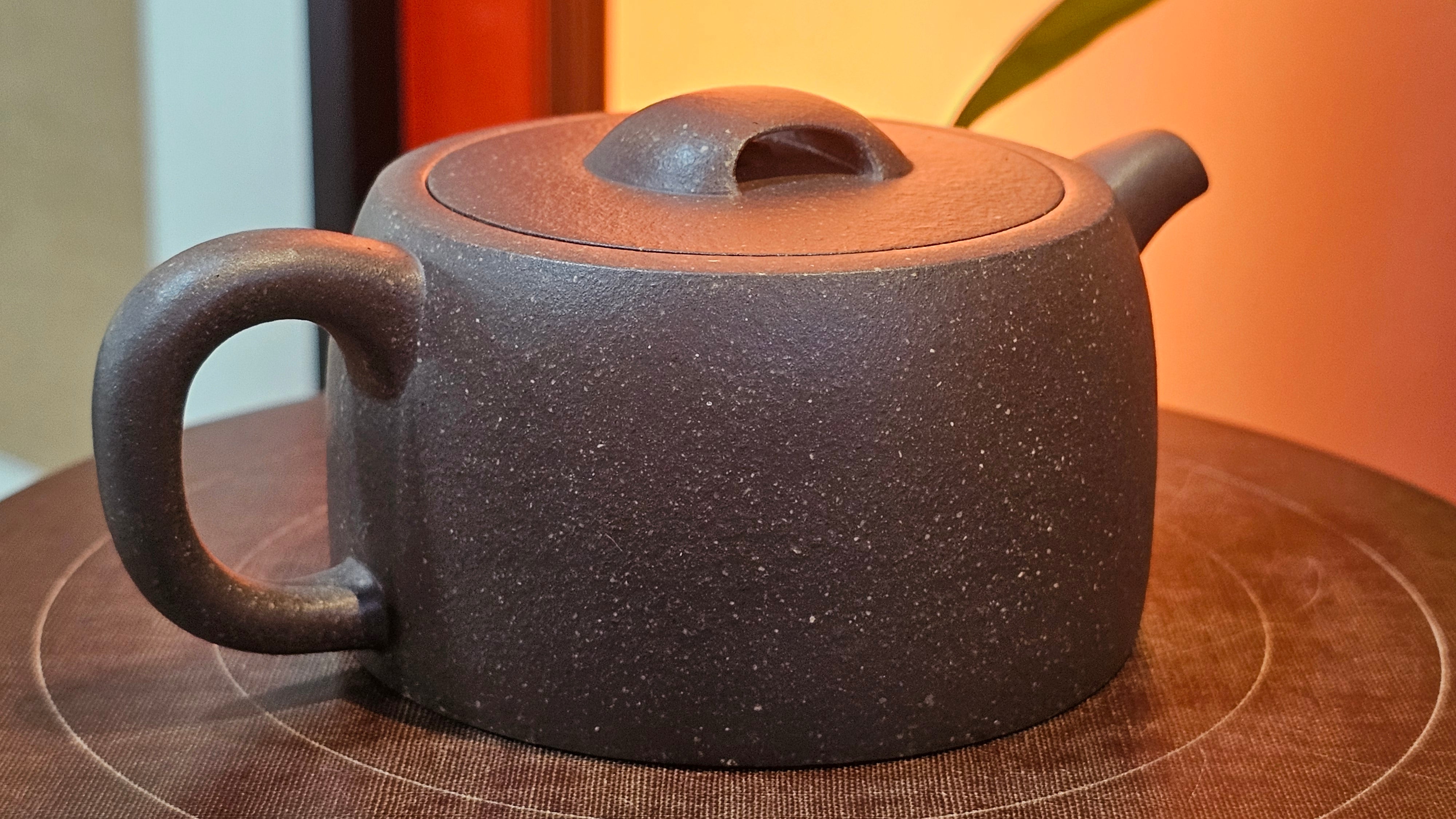 Niu Gai Jing Lan《牛盖井栏》, 159.5ml, Hei Zi Ni 黑紫泥, with Chinese Bronze Age Patterns~Engraving Art 青铜器纹样~刻绘, by our Craftsman Zhang Huan 张欢 ~!Congratulations to Ms C.W.! 1156hrs 17th Oct 2025, Sunnyvale! CA.