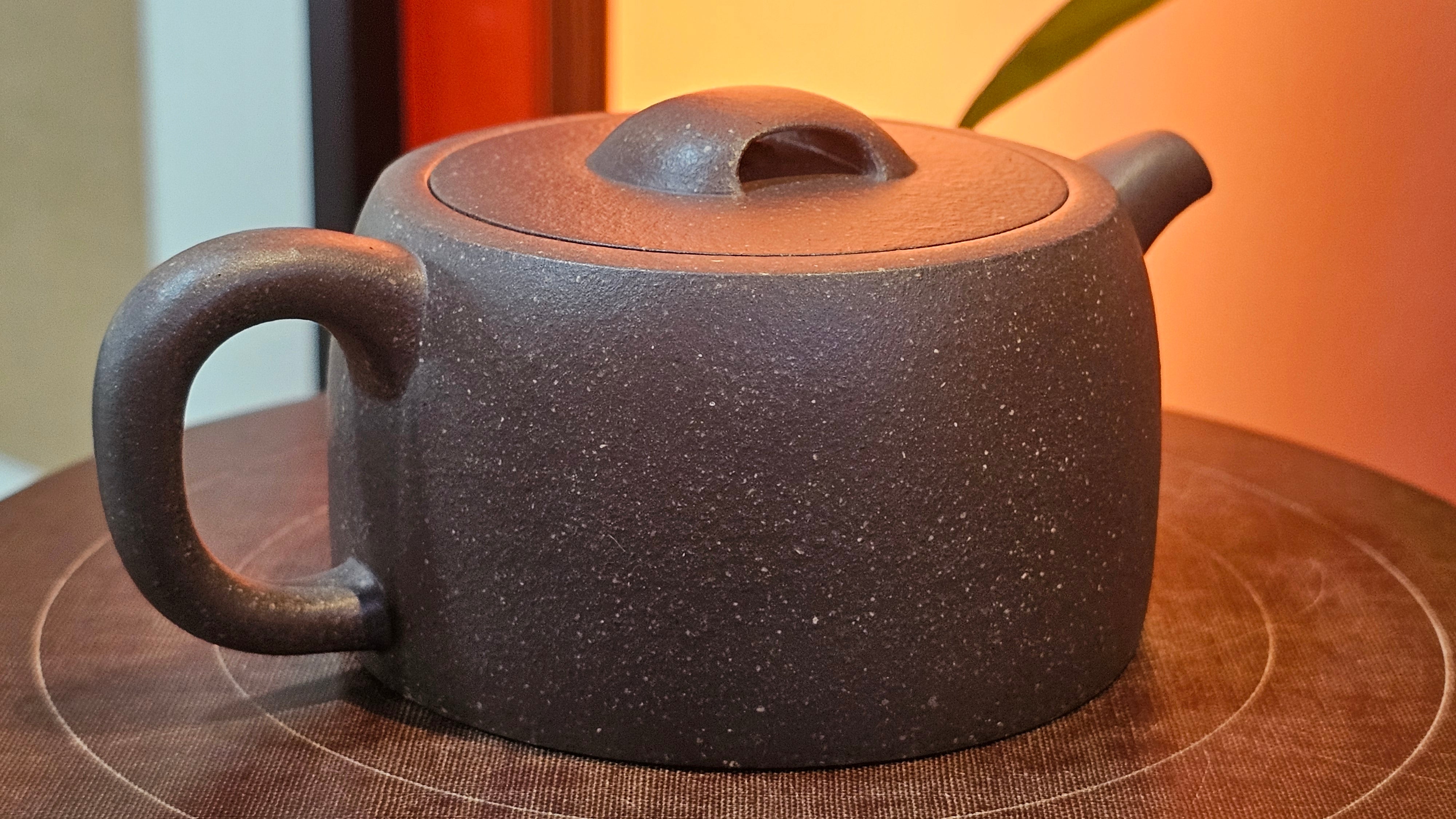 Niu Gai Jing Lan《牛盖井栏》, 159.5ml, Hei Zi Ni 黑紫泥, with Chinese Bronze Age Patterns~Engraving Art 青铜器纹样~刻绘, by our Craftsman Zhang Huan 张欢 ~!Congratulations to Ms C.W.! 1156hrs 17th Oct 2025, Sunnyvale! CA.