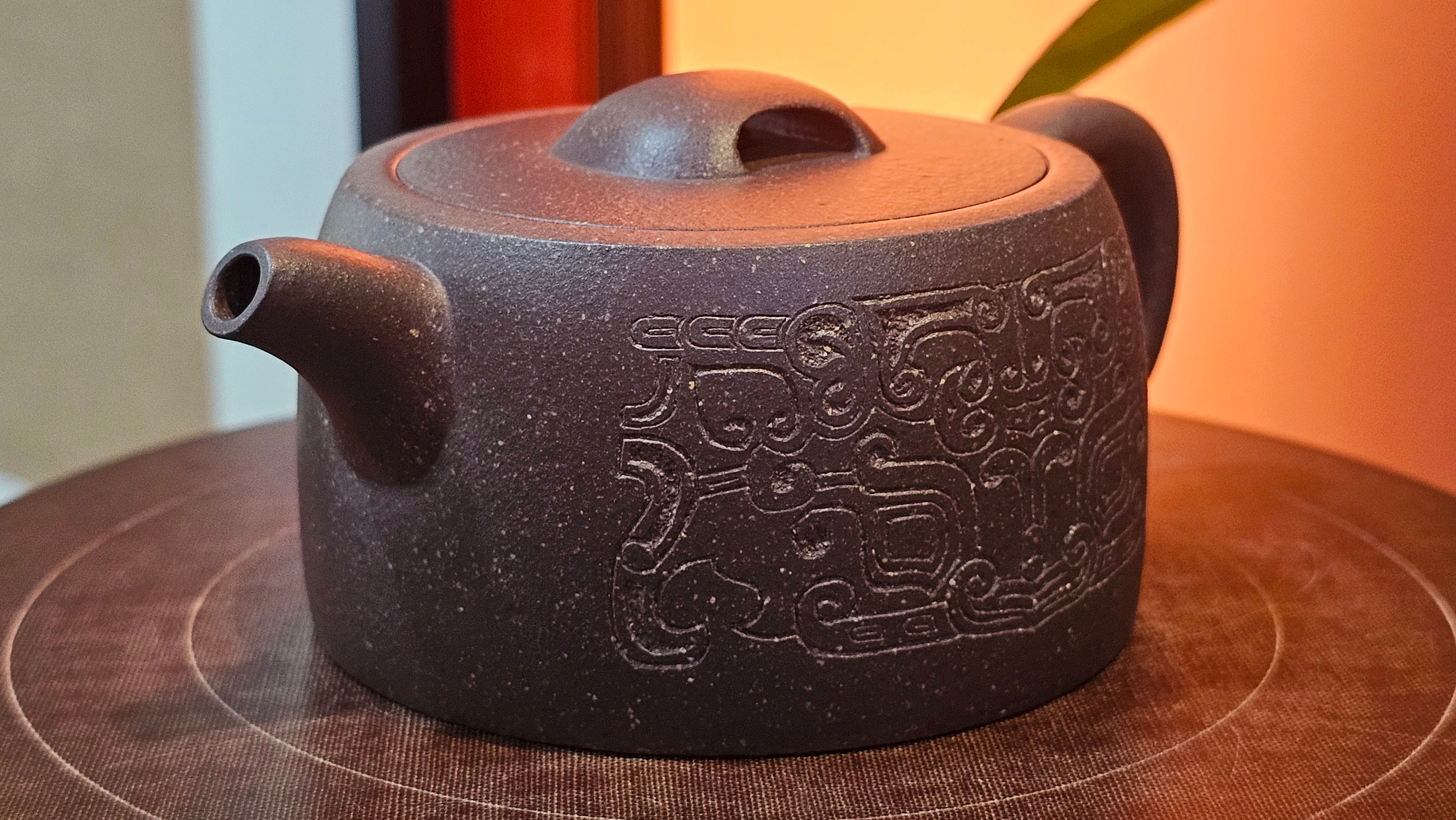 Niu Gai Jing Lan《牛盖井栏》, 159.5ml, Hei Zi Ni 黑紫泥, with Chinese Bronze Age Patterns~Engraving Art 青铜器纹样~刻绘, by our Craftsman Zhang Huan 张欢 ~!Congratulations to Ms C.W.! 1156hrs 17th Oct 2025, Sunnyvale! CA.