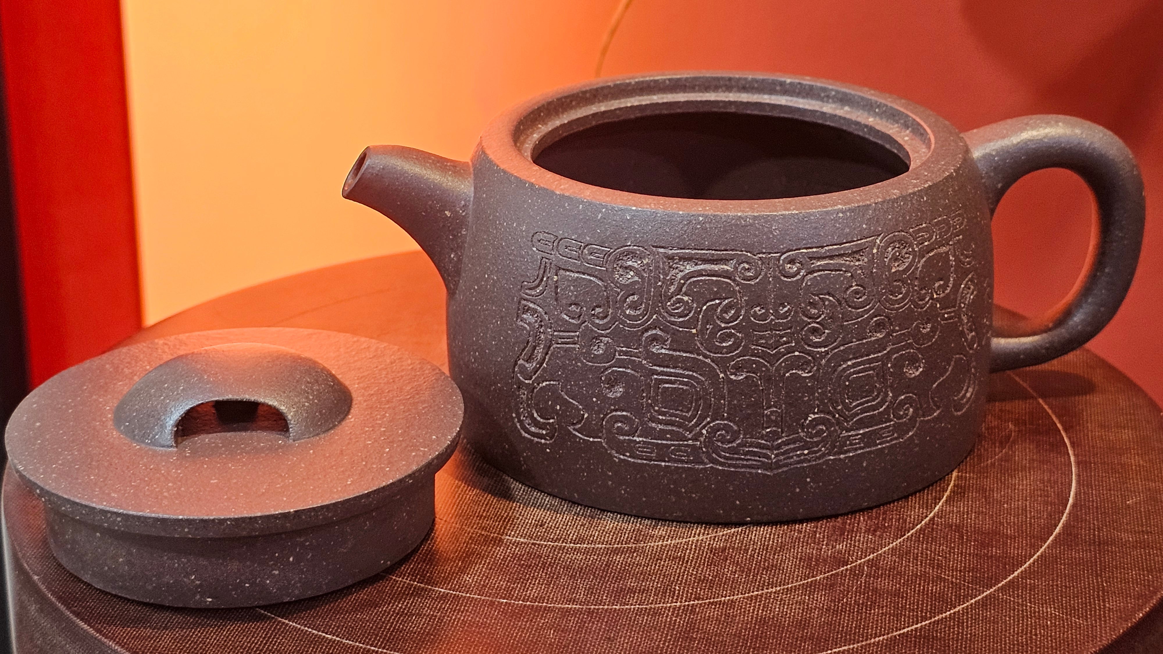 Niu Gai Jing Lan《牛盖井栏》, 159.5ml, Hei Zi Ni 黑紫泥, with Chinese Bronze Age Patterns~Engraving Art 青铜器纹样~刻绘, by our Craftsman Zhang Huan 张欢 ~!Congratulations to Ms C.W.! 1156hrs 17th Oct 2025, Sunnyvale! CA.