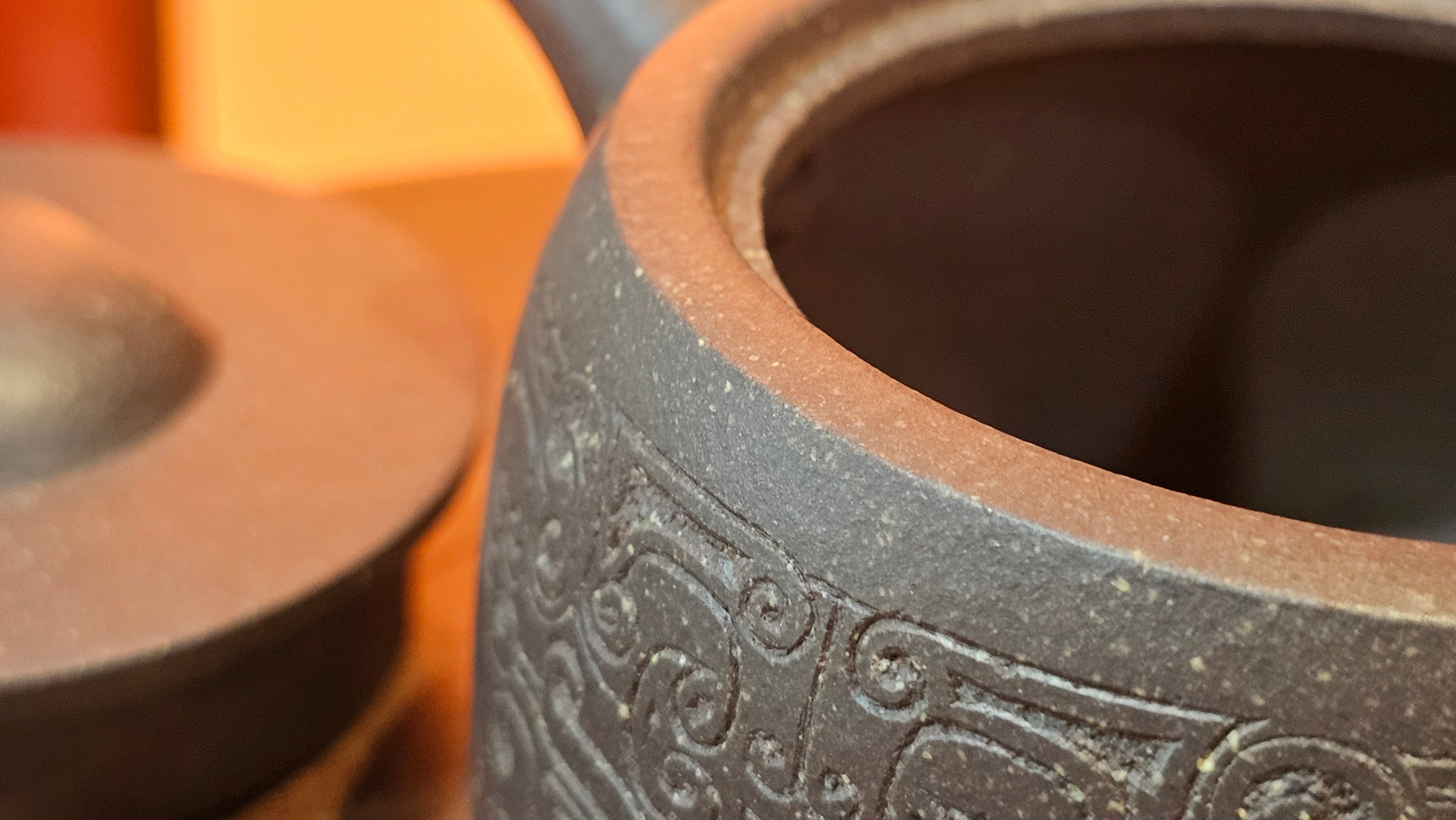 Niu Gai Jing Lan《牛盖井栏》, 159.5ml, Hei Zi Ni 黑紫泥, with Chinese Bronze Age Patterns~Engraving Art 青铜器纹样~刻绘, by our Craftsman Zhang Huan 张欢 ~!Congratulations to Ms C.W.! 1156hrs 17th Oct 2025, Sunnyvale! CA.