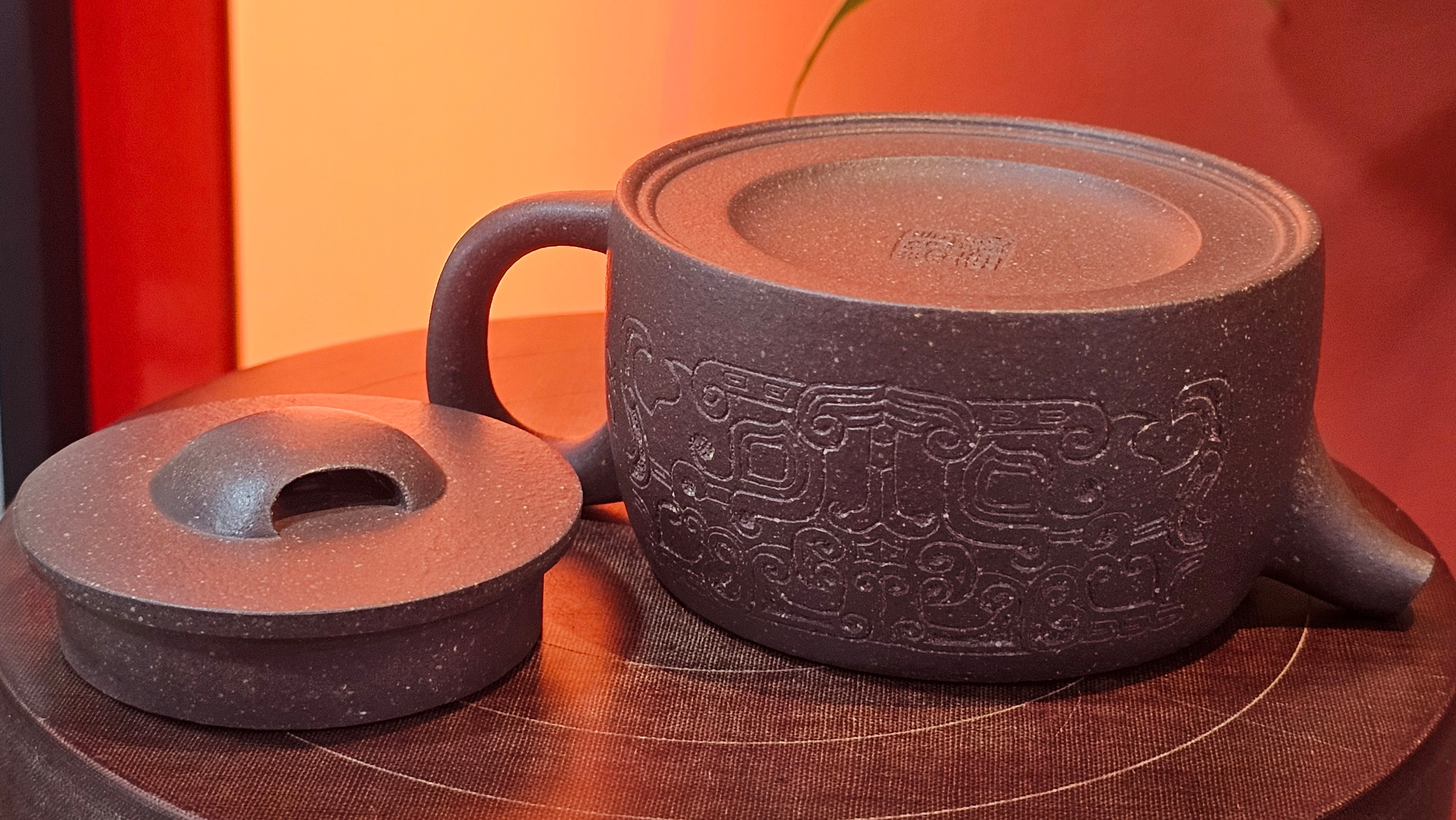 Niu Gai Jing Lan《牛盖井栏》, 159.5ml, Hei Zi Ni 黑紫泥, with Chinese Bronze Age Patterns~Engraving Art 青铜器纹样~刻绘, by our Craftsman Zhang Huan 张欢 ~!Congratulations to Ms C.W.! 1156hrs 17th Oct 2025, Sunnyvale! CA.