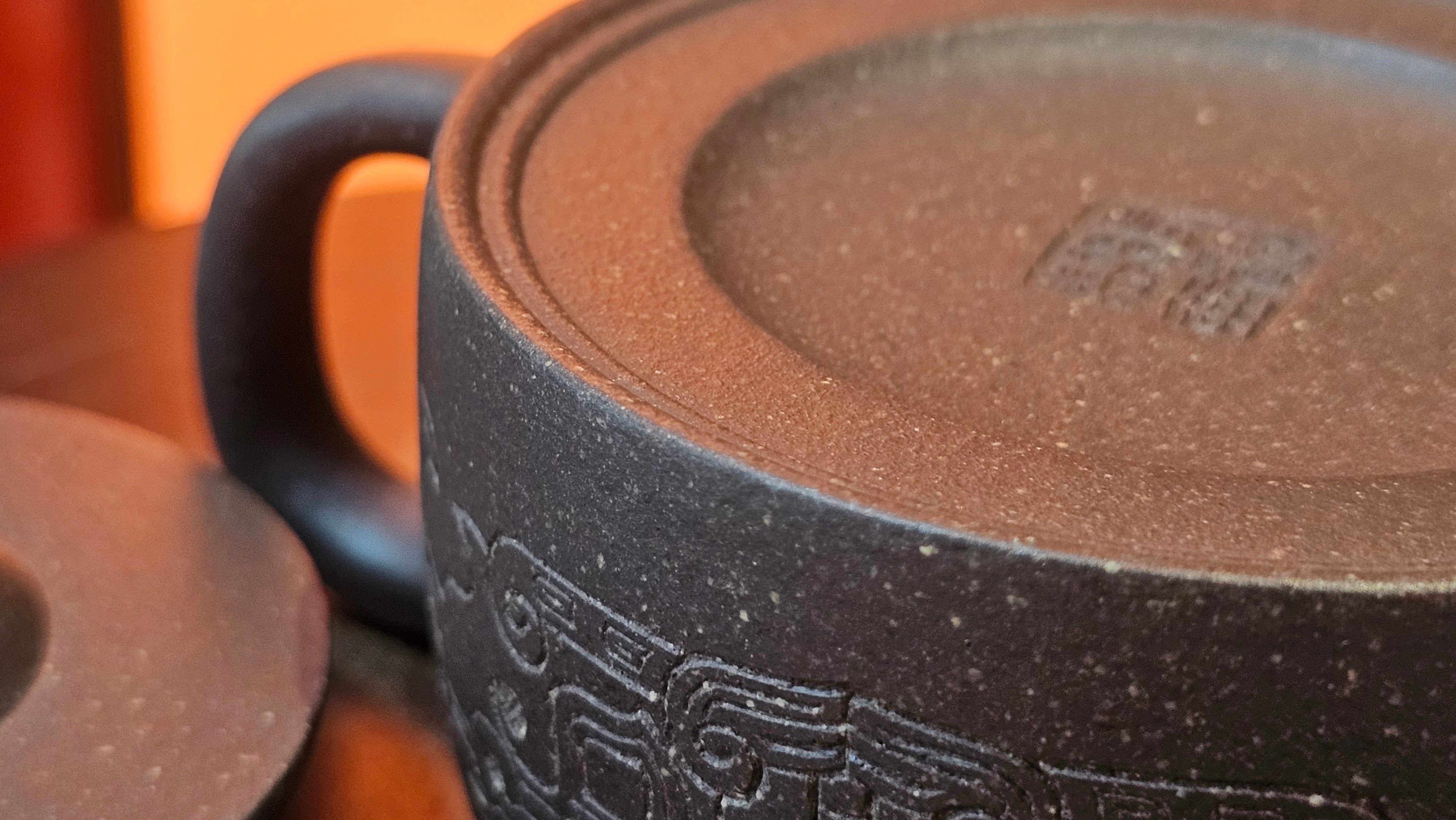 Niu Gai Jing Lan《牛盖井栏》, 159.5ml, Hei Zi Ni 黑紫泥, with Chinese Bronze Age Patterns~Engraving Art 青铜器纹样~刻绘, by our Craftsman Zhang Huan 张欢 ~!Congratulations to Ms C.W.! 1156hrs 17th Oct 2025, Sunnyvale! CA.