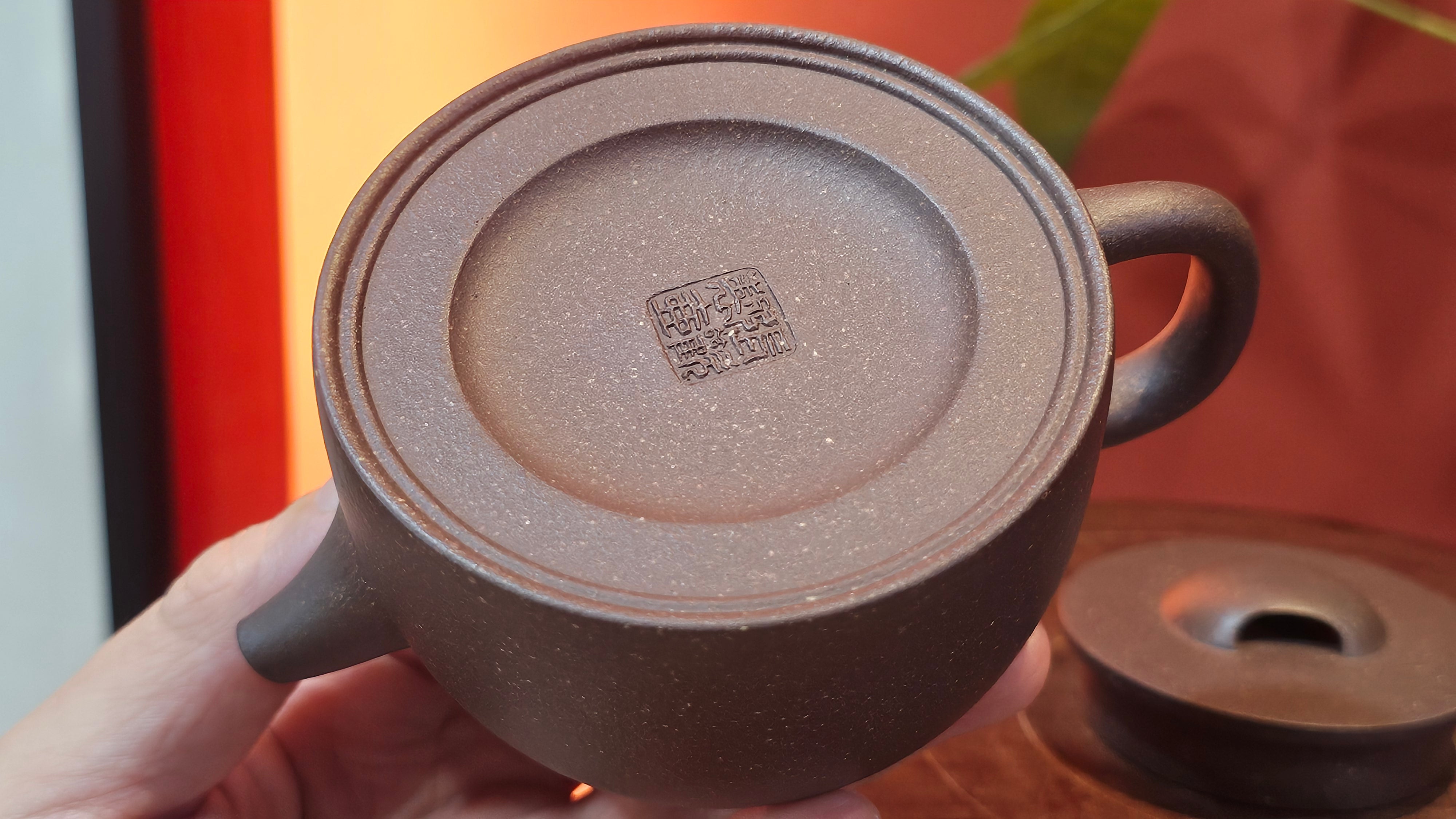 Niu Gai Jing Lan《牛盖井栏》, 159.5ml, Hei Zi Ni 黑紫泥, with Chinese Bronze Age Patterns~Engraving Art 青铜器纹样~刻绘, by our Craftsman Zhang Huan 张欢 ~!Congratulations to Ms C.W.! 1156hrs 17th Oct 2025, Sunnyvale! CA.