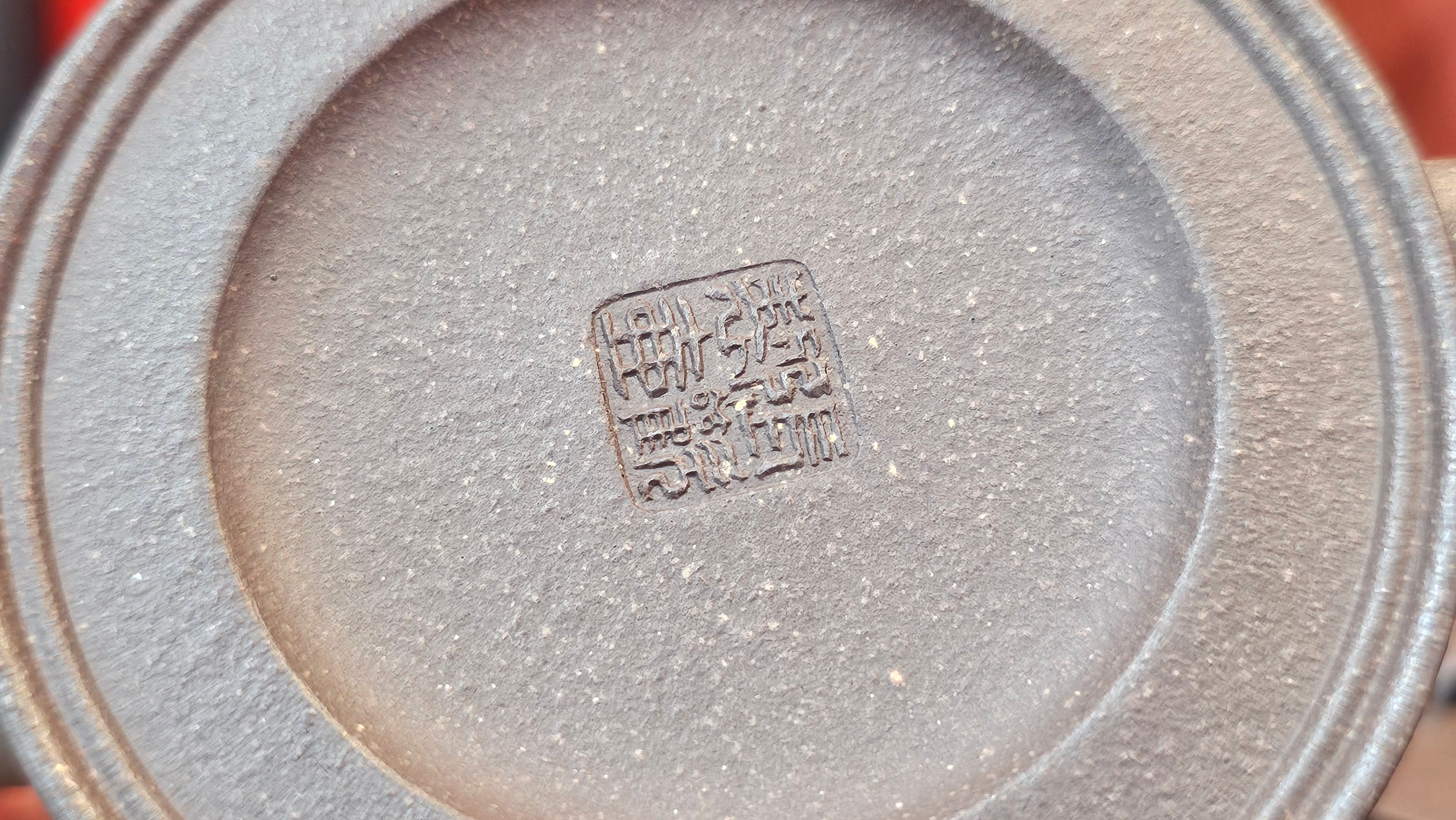 Niu Gai Jing Lan《牛盖井栏》, 159.5ml, Hei Zi Ni 黑紫泥, with Chinese Bronze Age Patterns~Engraving Art 青铜器纹样~刻绘, by our Craftsman Zhang Huan 张欢 ~!Congratulations to Ms C.W.! 1156hrs 17th Oct 2025, Sunnyvale! CA.