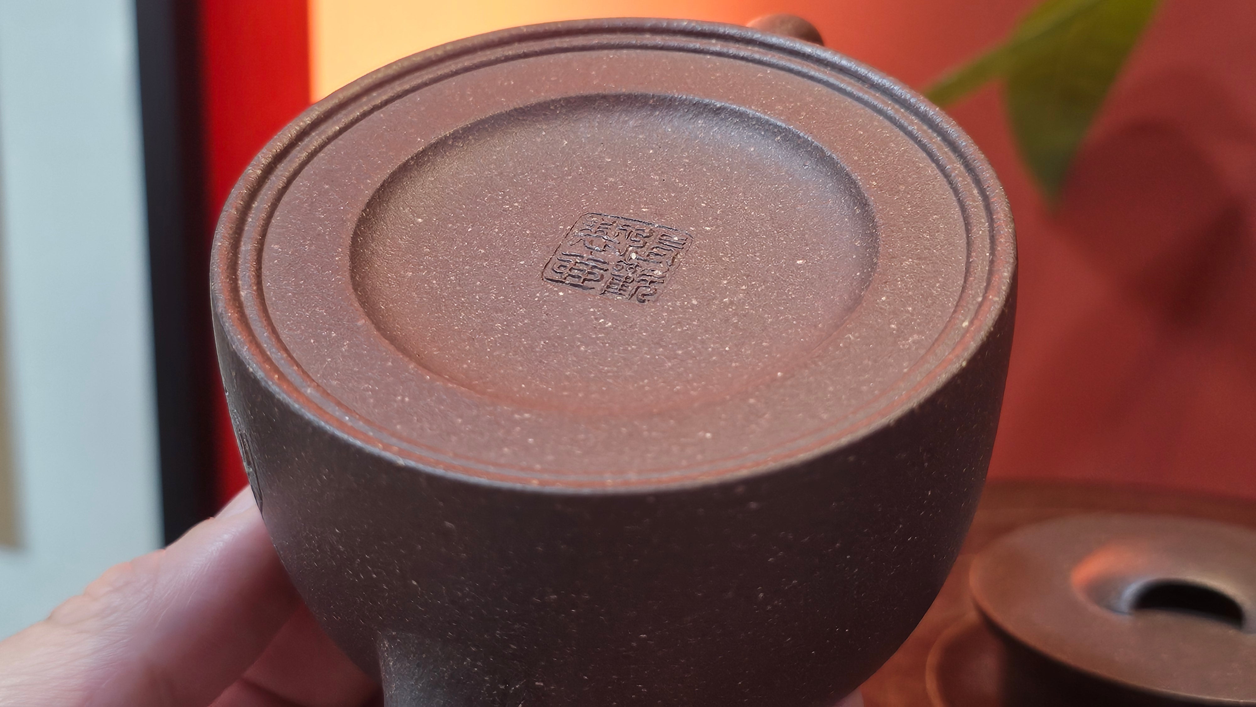 Niu Gai Jing Lan《牛盖井栏》, 159.5ml, Hei Zi Ni 黑紫泥, with Chinese Bronze Age Patterns~Engraving Art 青铜器纹样~刻绘, by our Craftsman Zhang Huan 张欢 ~!Congratulations to Ms C.W.! 1156hrs 17th Oct 2025, Sunnyvale! CA.