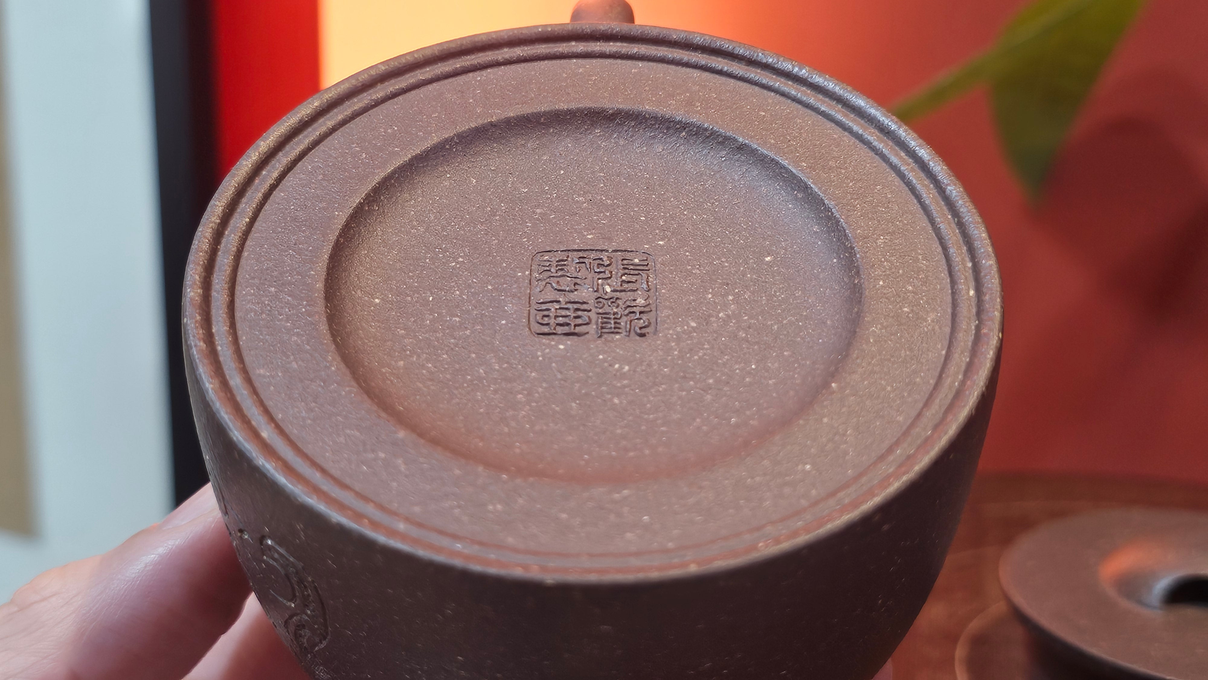 Niu Gai Jing Lan《牛盖井栏》, 159.5ml, Hei Zi Ni 黑紫泥, with Chinese Bronze Age Patterns~Engraving Art 青铜器纹样~刻绘, by our Craftsman Zhang Huan 张欢 ~!Congratulations to Ms C.W.! 1156hrs 17th Oct 2025, Sunnyvale! CA.