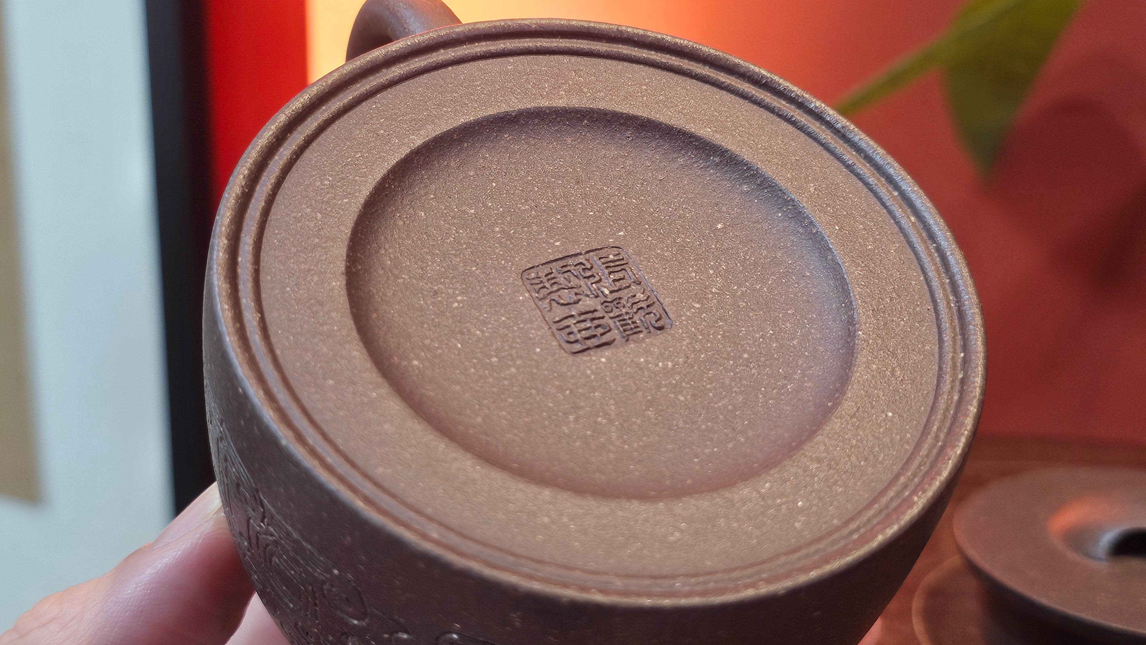 Niu Gai Jing Lan《牛盖井栏》, 159.5ml, Hei Zi Ni 黑紫泥, with Chinese Bronze Age Patterns~Engraving Art 青铜器纹样~刻绘, by our Craftsman Zhang Huan 张欢 ~!Congratulations to Ms C.W.! 1156hrs 17th Oct 2025, Sunnyvale! CA.