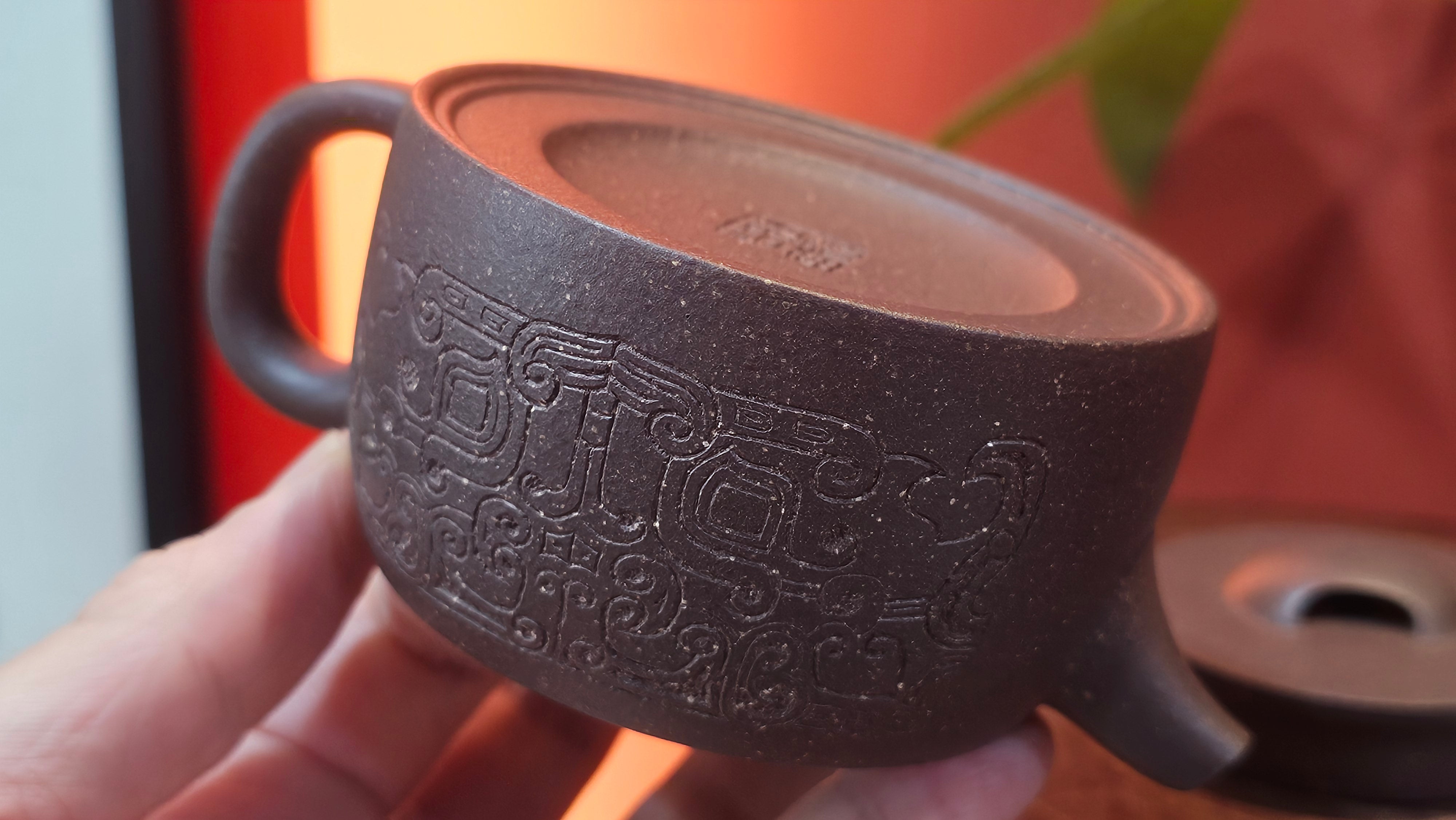 Niu Gai Jing Lan《牛盖井栏》, 159.5ml, Hei Zi Ni 黑紫泥, with Chinese Bronze Age Patterns~Engraving Art 青铜器纹样~刻绘, by our Craftsman Zhang Huan 张欢 ~!Congratulations to Ms C.W.! 1156hrs 17th Oct 2025, Sunnyvale! CA.