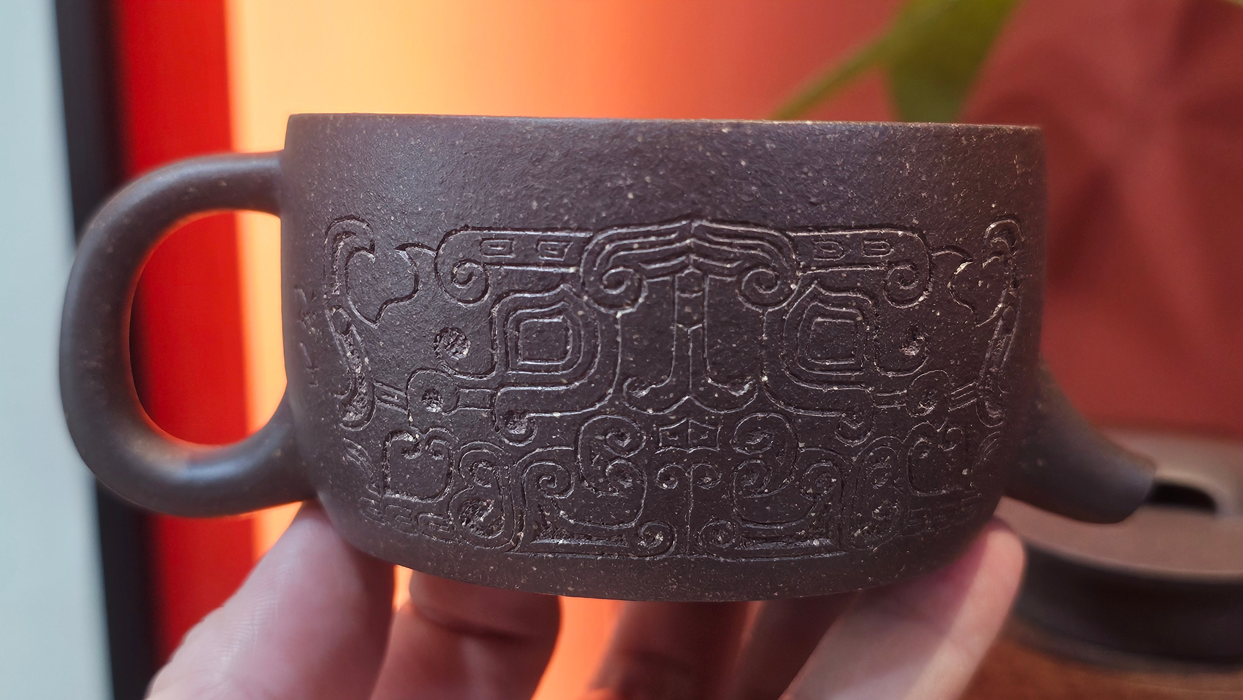 Niu Gai Jing Lan《牛盖井栏》, 159.5ml, Hei Zi Ni 黑紫泥, with Chinese Bronze Age Patterns~Engraving Art 青铜器纹样~刻绘, by our Craftsman Zhang Huan 张欢 ~!Congratulations to Ms C.W.! 1156hrs 17th Oct 2025, Sunnyvale! CA.