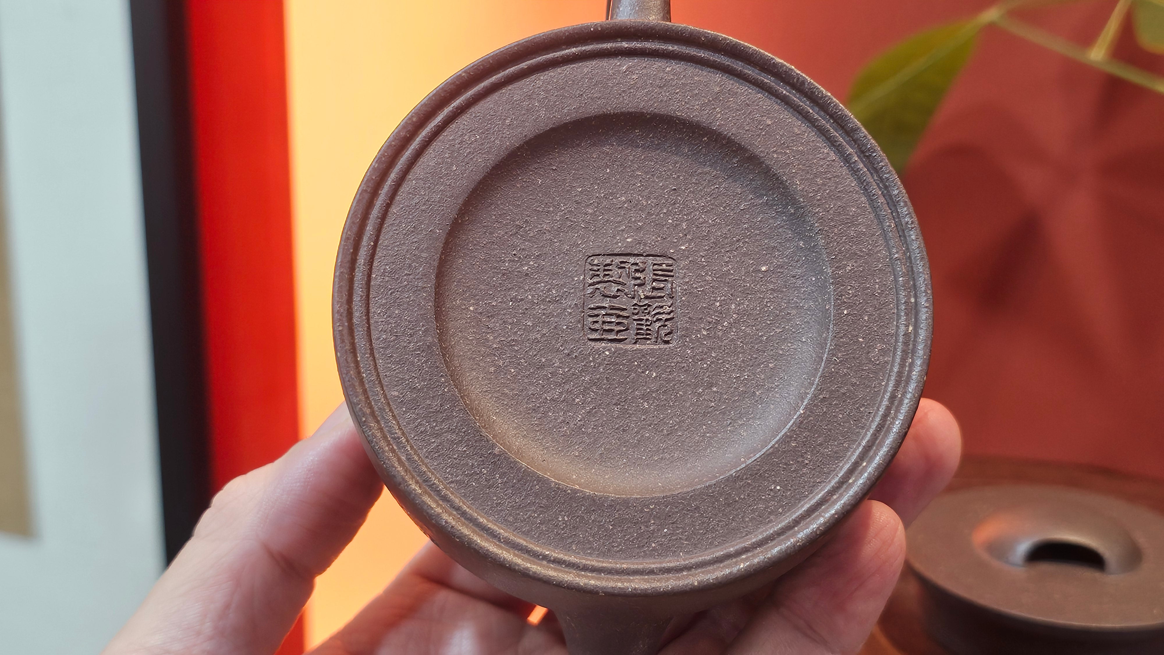 Niu Gai Jing Lan《牛盖井栏》, 159.5ml, Hei Zi Ni 黑紫泥, with Chinese Bronze Age Patterns~Engraving Art 青铜器纹样~刻绘, by our Craftsman Zhang Huan 张欢 ~!Congratulations to Ms C.W.! 1156hrs 17th Oct 2025, Sunnyvale! CA.