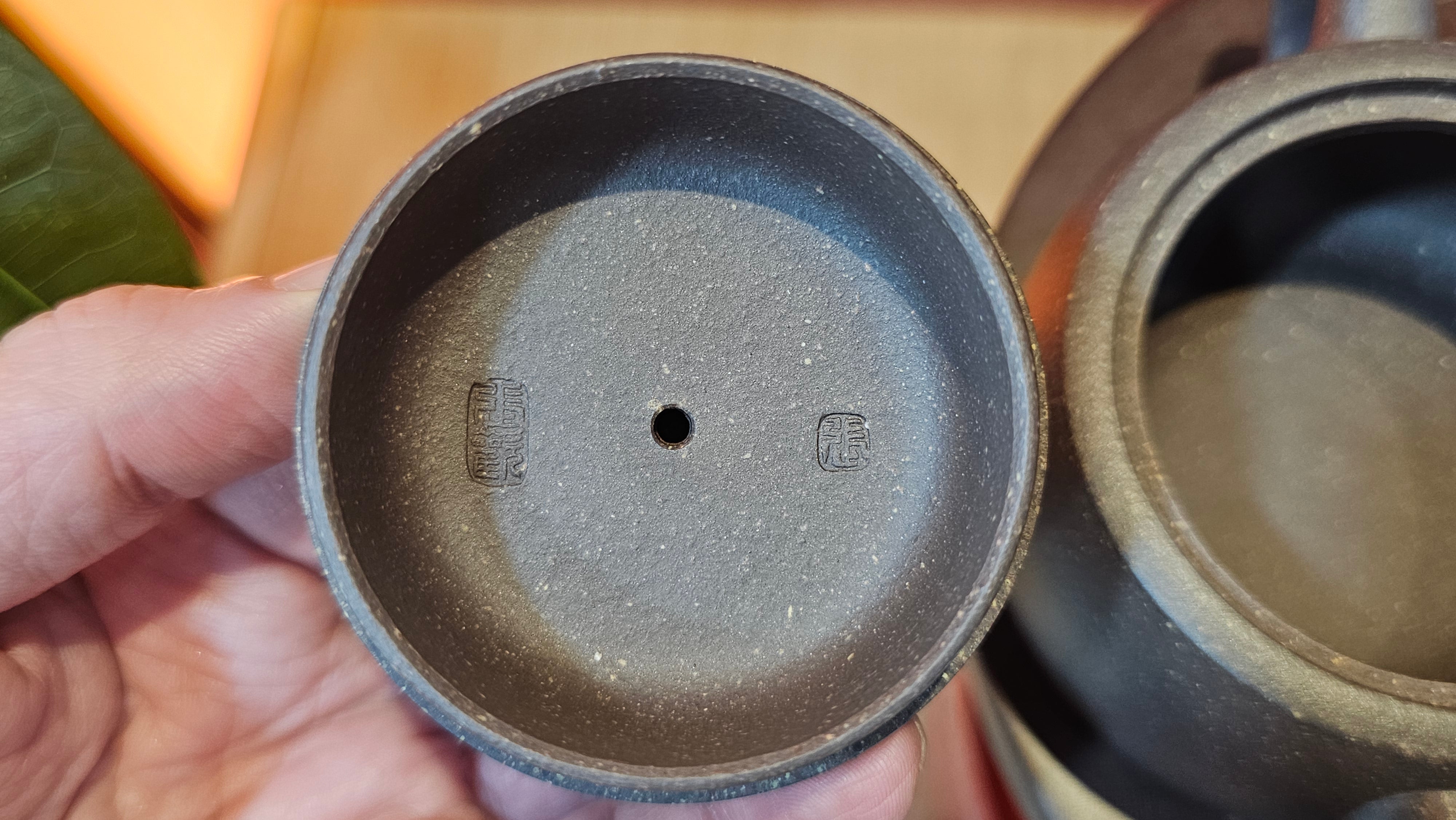 Niu Gai Jing Lan《牛盖井栏》, 159.5ml, Hei Zi Ni 黑紫泥, with Chinese Bronze Age Patterns~Engraving Art 青铜器纹样~刻绘, by our Craftsman Zhang Huan 张欢 ~!Congratulations to Ms C.W.! 1156hrs 17th Oct 2025, Sunnyvale! CA.