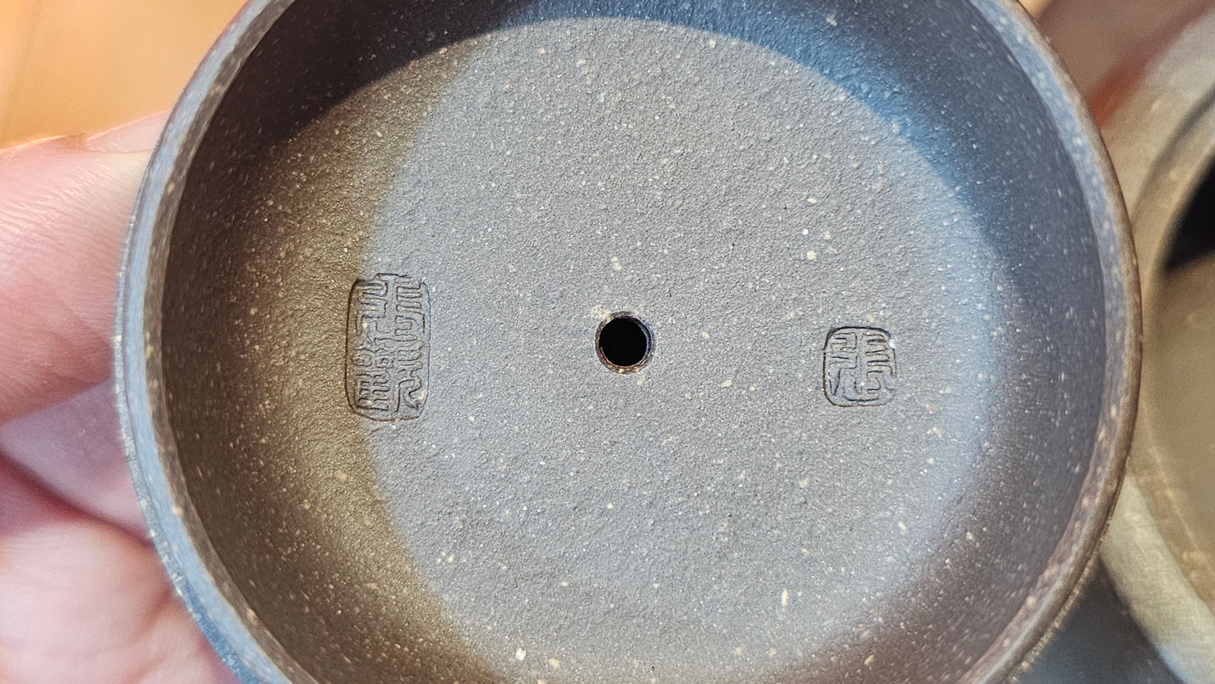 Niu Gai Jing Lan《牛盖井栏》, 159.5ml, Hei Zi Ni 黑紫泥, with Chinese Bronze Age Patterns~Engraving Art 青铜器纹样~刻绘, by our Craftsman Zhang Huan 张欢 ~!Congratulations to Ms C.W.! 1156hrs 17th Oct 2025, Sunnyvale! CA.