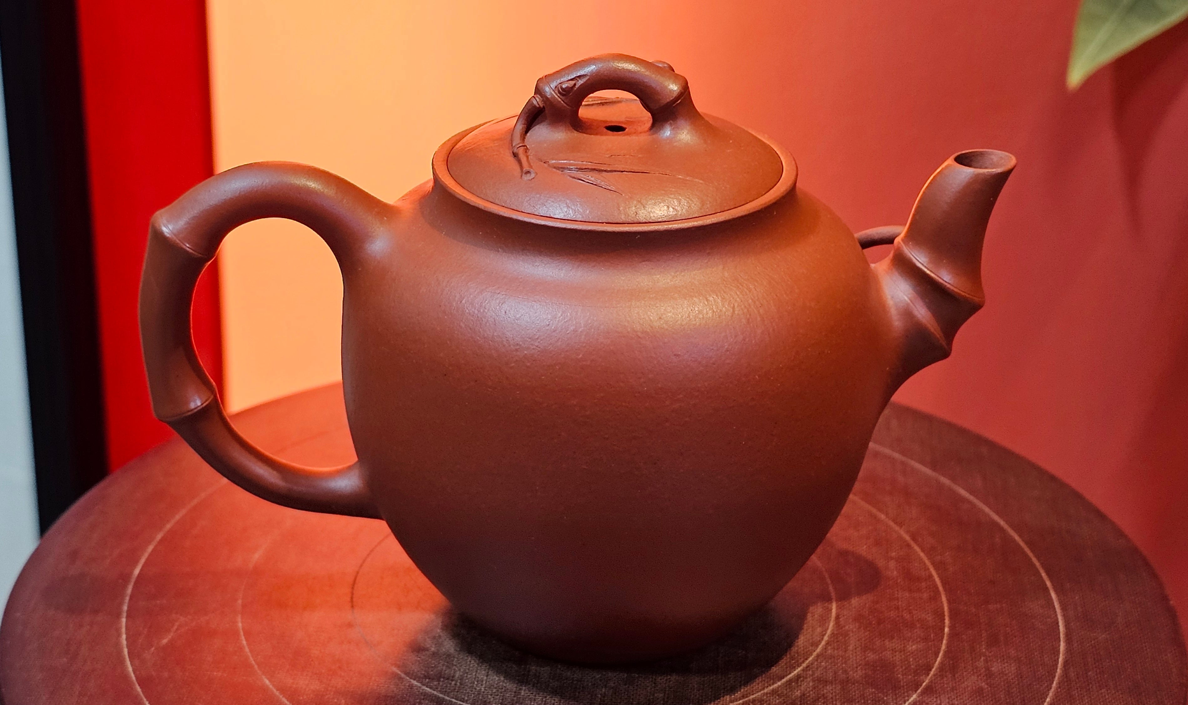 《高风亮节》"Gao Feng Liang Jie",  226.0ml, Ornate 花器! ~ Xiao Mei Yao Zhu Ni 小煤窑朱泥,  by Craftsman Shi Yun 石芸 ~!Congratulations to Mr L.C.! 0217hrs 5th Nov 2025, Taylors! SC!