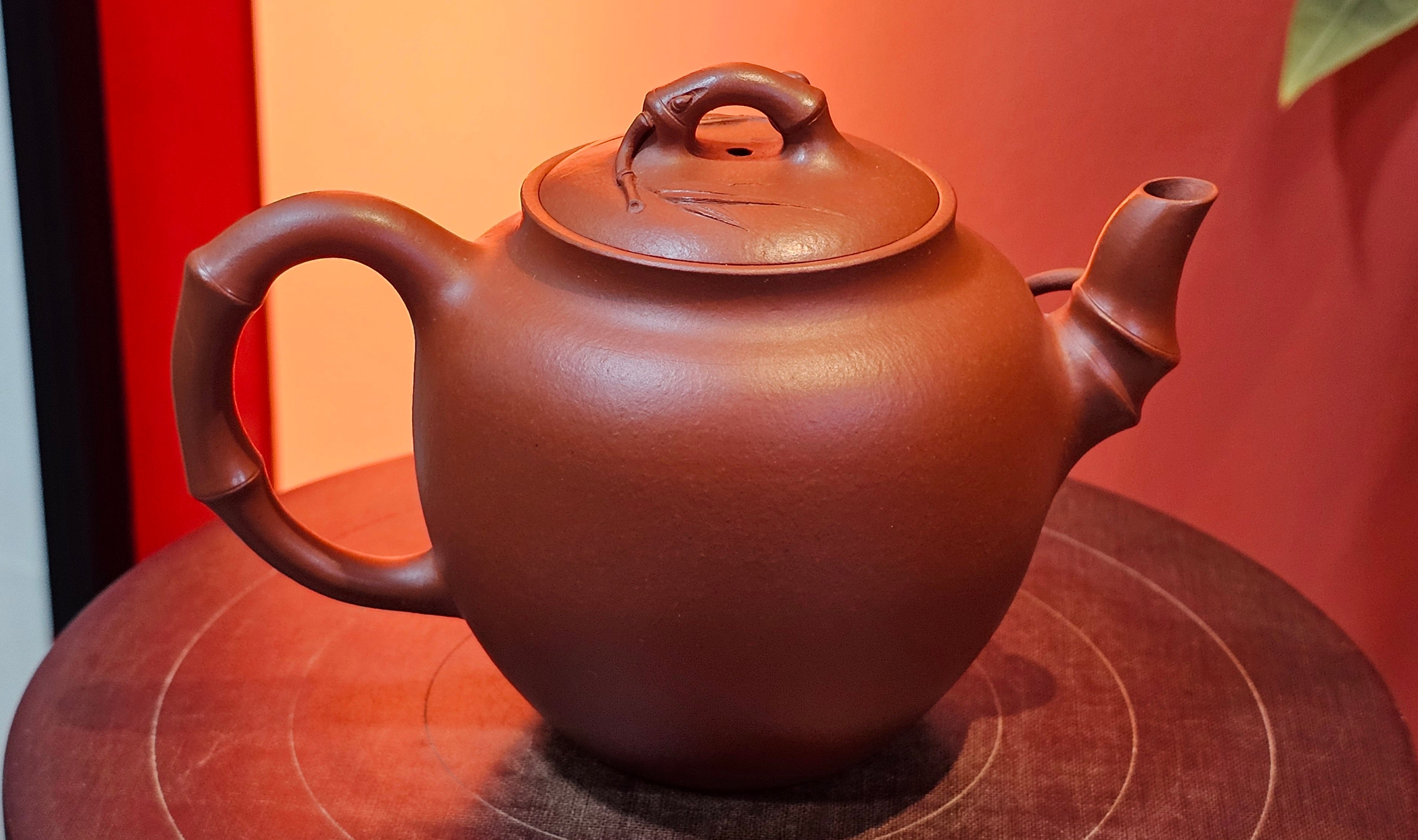 《高风亮节》"Gao Feng Liang Jie",  226.0ml, Ornate 花器! ~ Xiao Mei Yao Zhu Ni 小煤窑朱泥,  by Craftsman Shi Yun 石芸 ~!Congratulations to Mr L.C.! 0217hrs 5th Nov 2025, Taylors! SC!