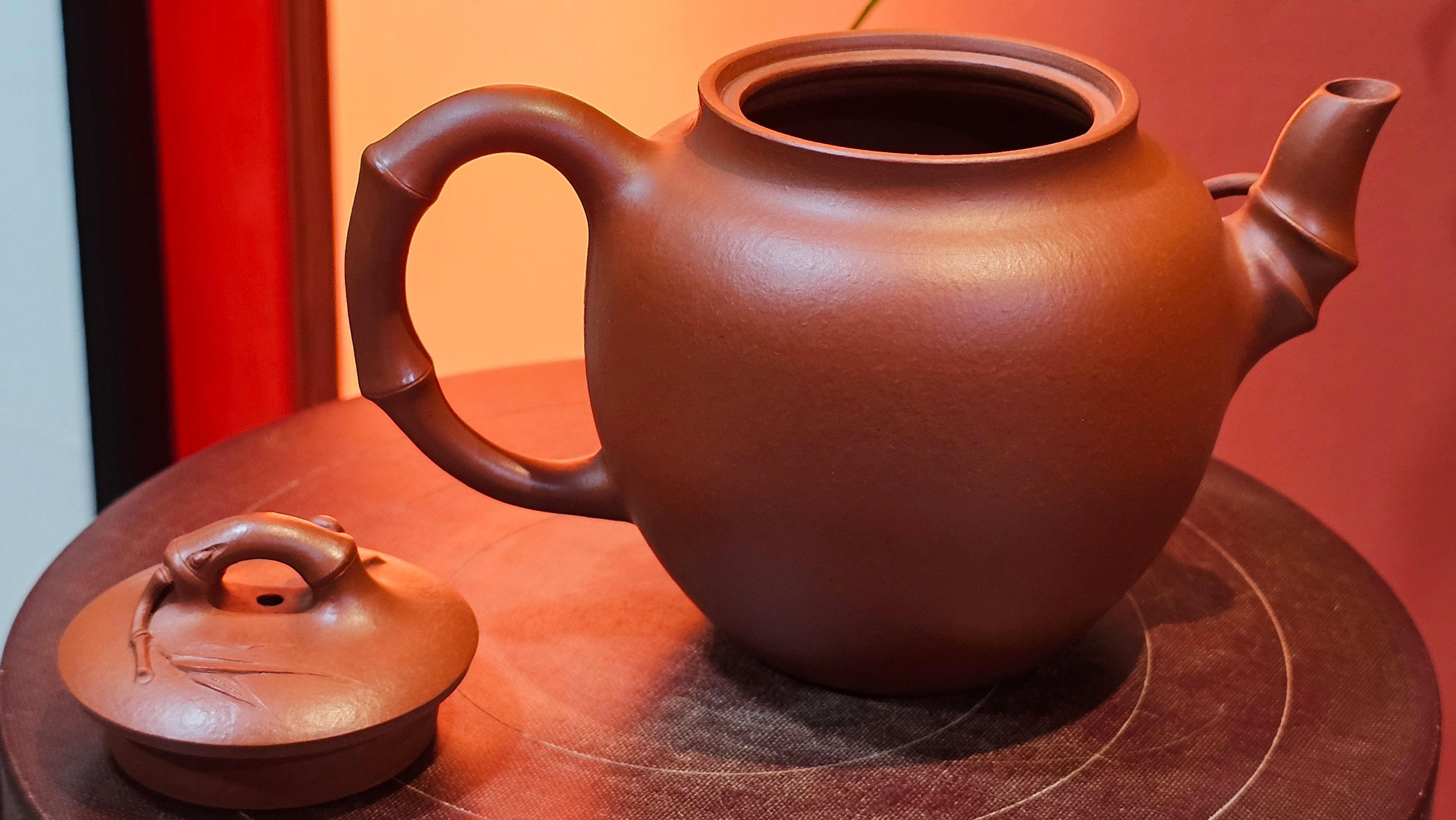 《高风亮节》"Gao Feng Liang Jie",  226.0ml, Ornate 花器! ~ Xiao Mei Yao Zhu Ni 小煤窑朱泥,  by Craftsman Shi Yun 石芸 ~!Congratulations to Mr L.C.! 0217hrs 5th Nov 2025, Taylors! SC!