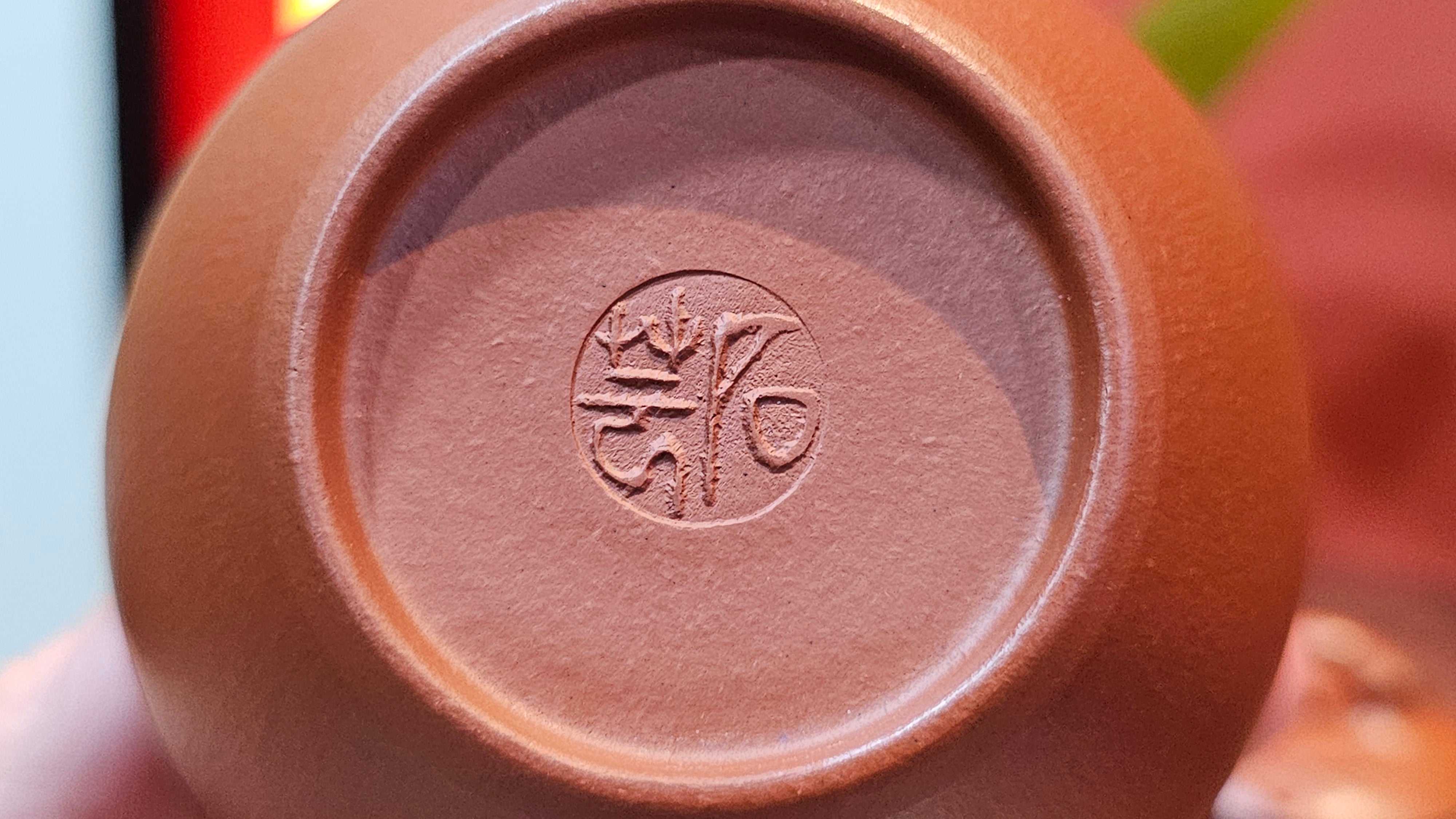 《高风亮节》"Gao Feng Liang Jie",  226.0ml, Ornate 花器! ~ Xiao Mei Yao Zhu Ni 小煤窑朱泥,  by Craftsman Shi Yun 石芸 ~!Congratulations to Mr L.C.! 0217hrs 5th Nov 2025, Taylors! SC!