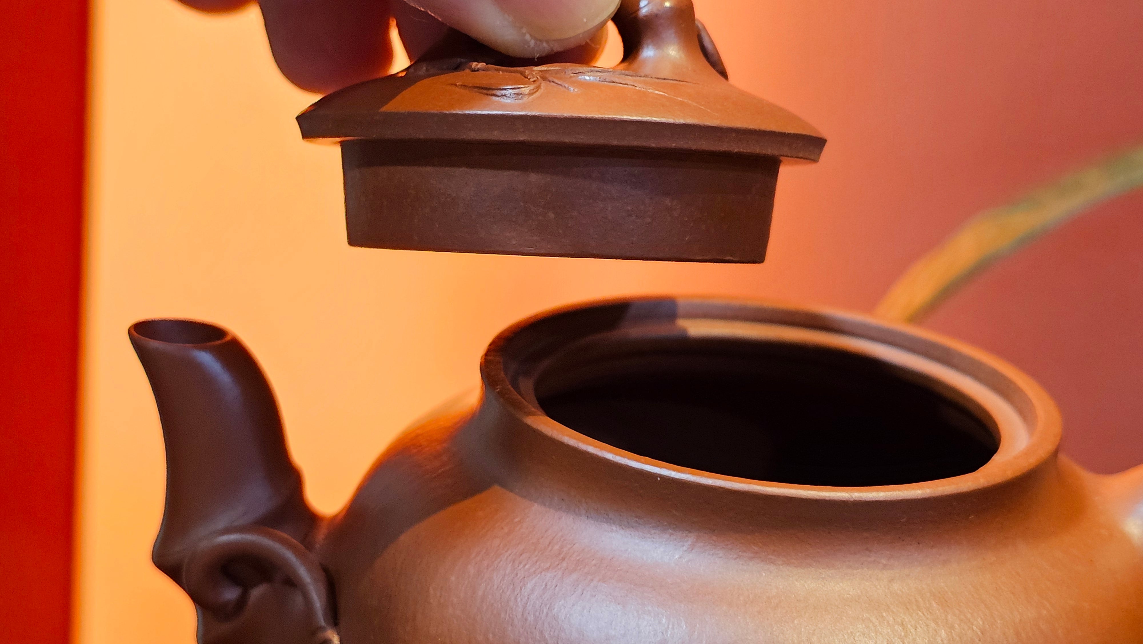 《高风亮节》"Gao Feng Liang Jie",  226.0ml, Ornate 花器! ~ Xiao Mei Yao Zhu Ni 小煤窑朱泥,  by Craftsman Shi Yun 石芸 ~!Congratulations to Mr L.C.! 0217hrs 5th Nov 2025, Taylors! SC!