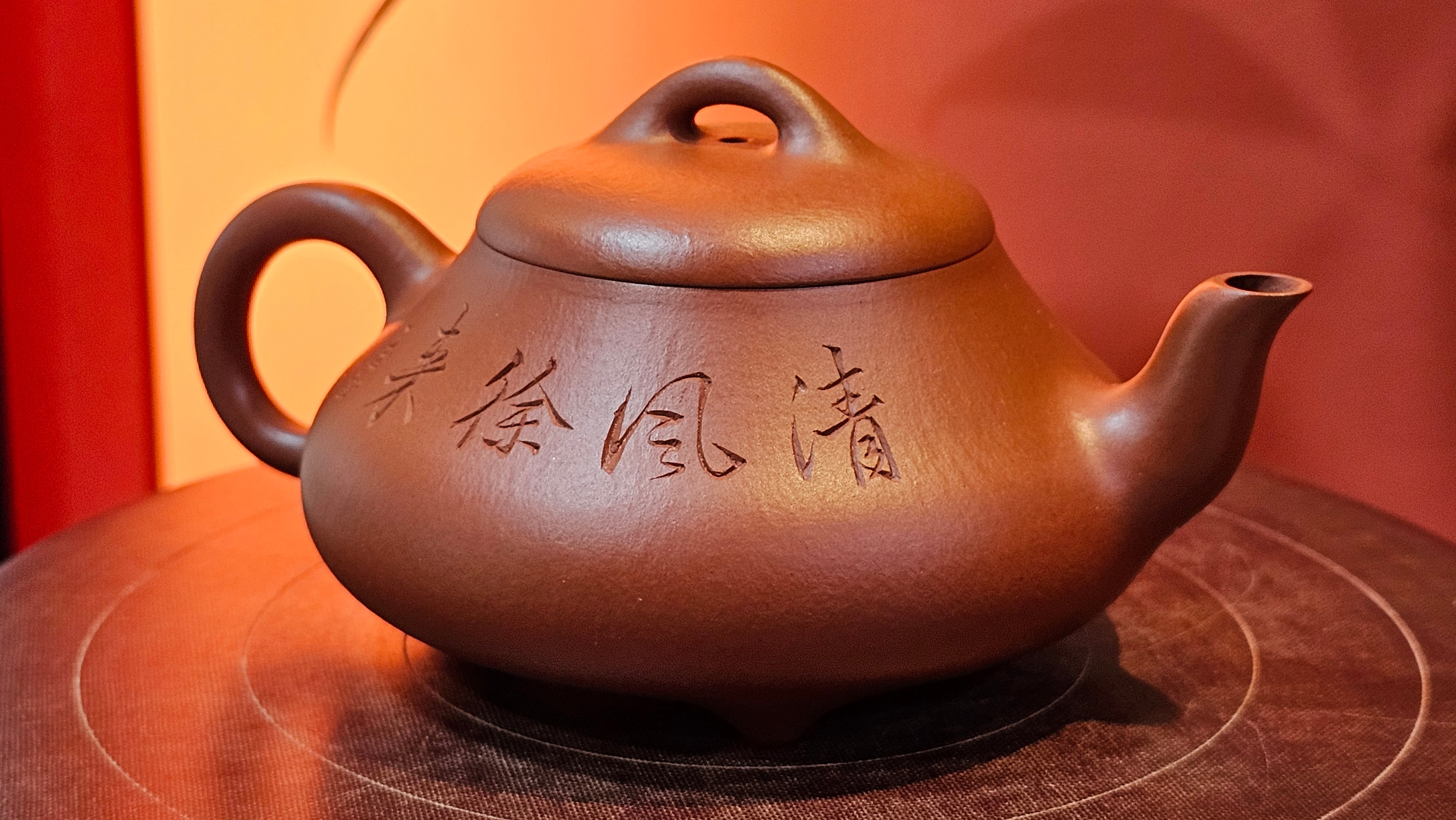 Han Tang Shi Piao 汉棠石瓢, 162.3ml, Xiao Mei Yao Zhu Ni 小煤窑朱泥, by Craftsman Shi Yun 石芸, Engraving by Craftsman Yi De Shu 刻绘 ~ 一德书 ~ Congratulations!to Ms J.C.! 1405hrs 18th Oct 2025, Los Angeles! CA.