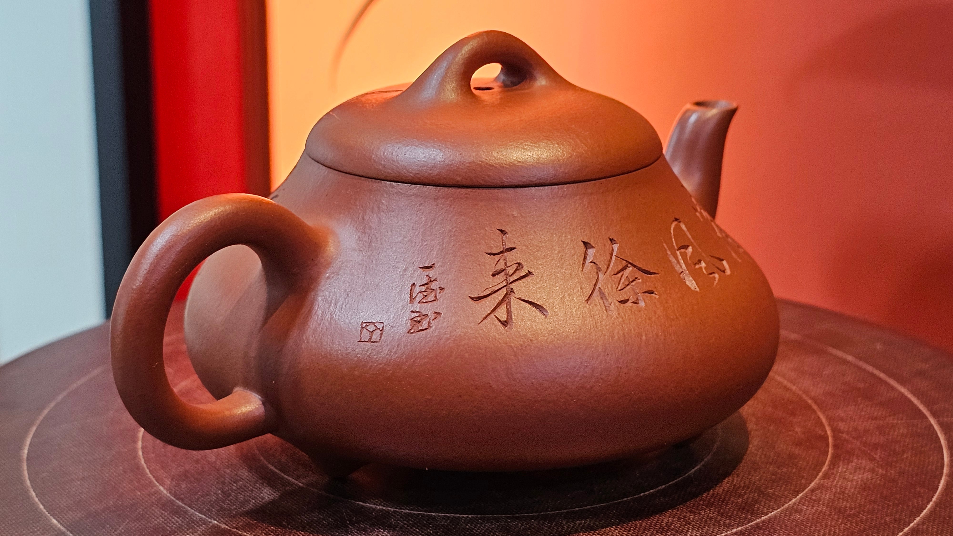 Han Tang Shi Piao 汉棠石瓢, 162.3ml, Xiao Mei Yao Zhu Ni 小煤窑朱泥, by Craftsman Shi Yun 石芸, Engraving by Craftsman Yi De Shu 刻绘 ~ 一德书 ~ Congratulations!to Ms J.C.! 1405hrs 18th Oct 2025, Los Angeles! CA.