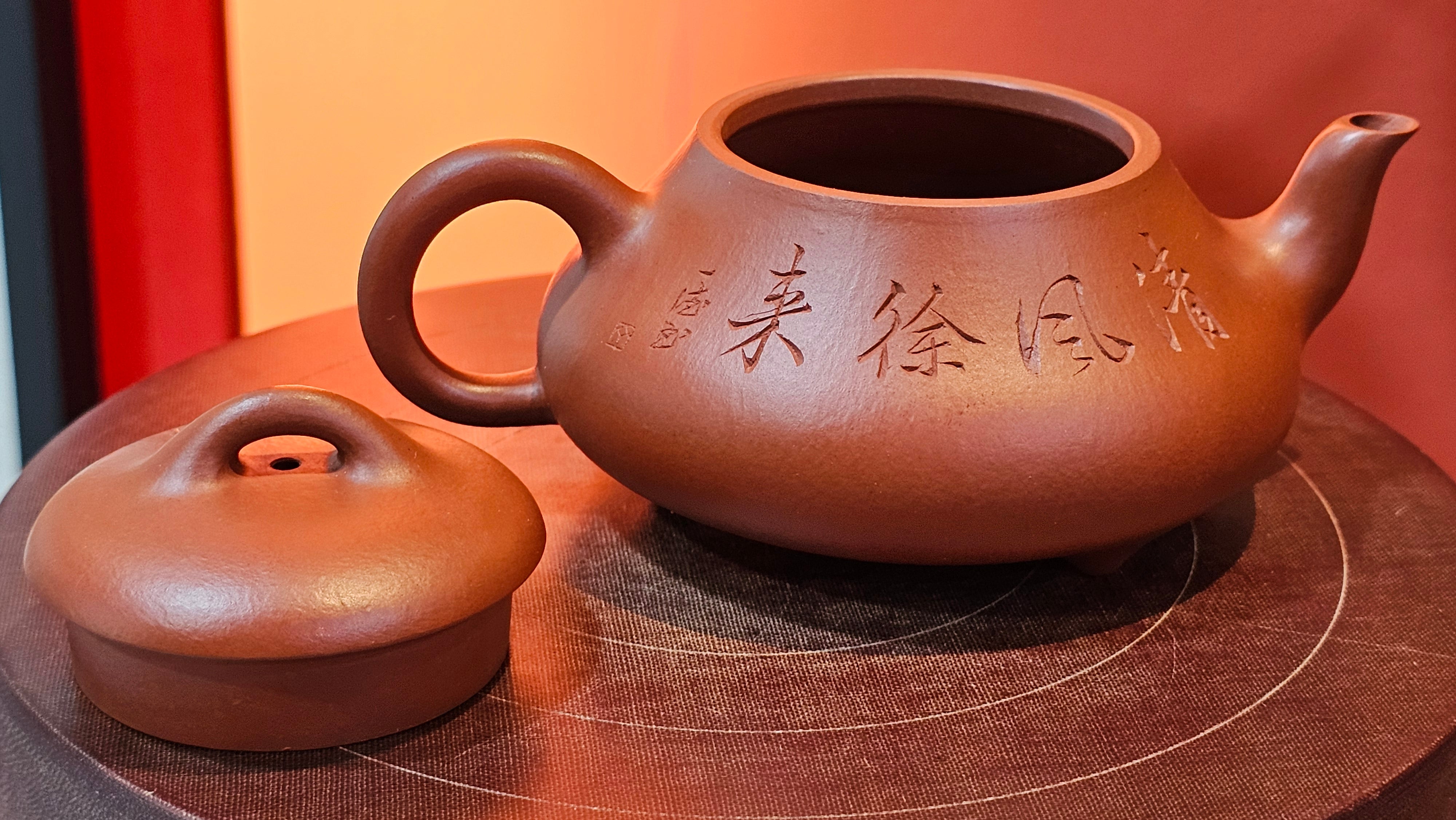 Han Tang Shi Piao 汉棠石瓢, 162.3ml, Xiao Mei Yao Zhu Ni 小煤窑朱泥, by Craftsman Shi Yun 石芸, Engraving by Craftsman Yi De Shu 刻绘 ~ 一德书 ~ Congratulations!to Ms J.C.! 1405hrs 18th Oct 2025, Los Angeles! CA.