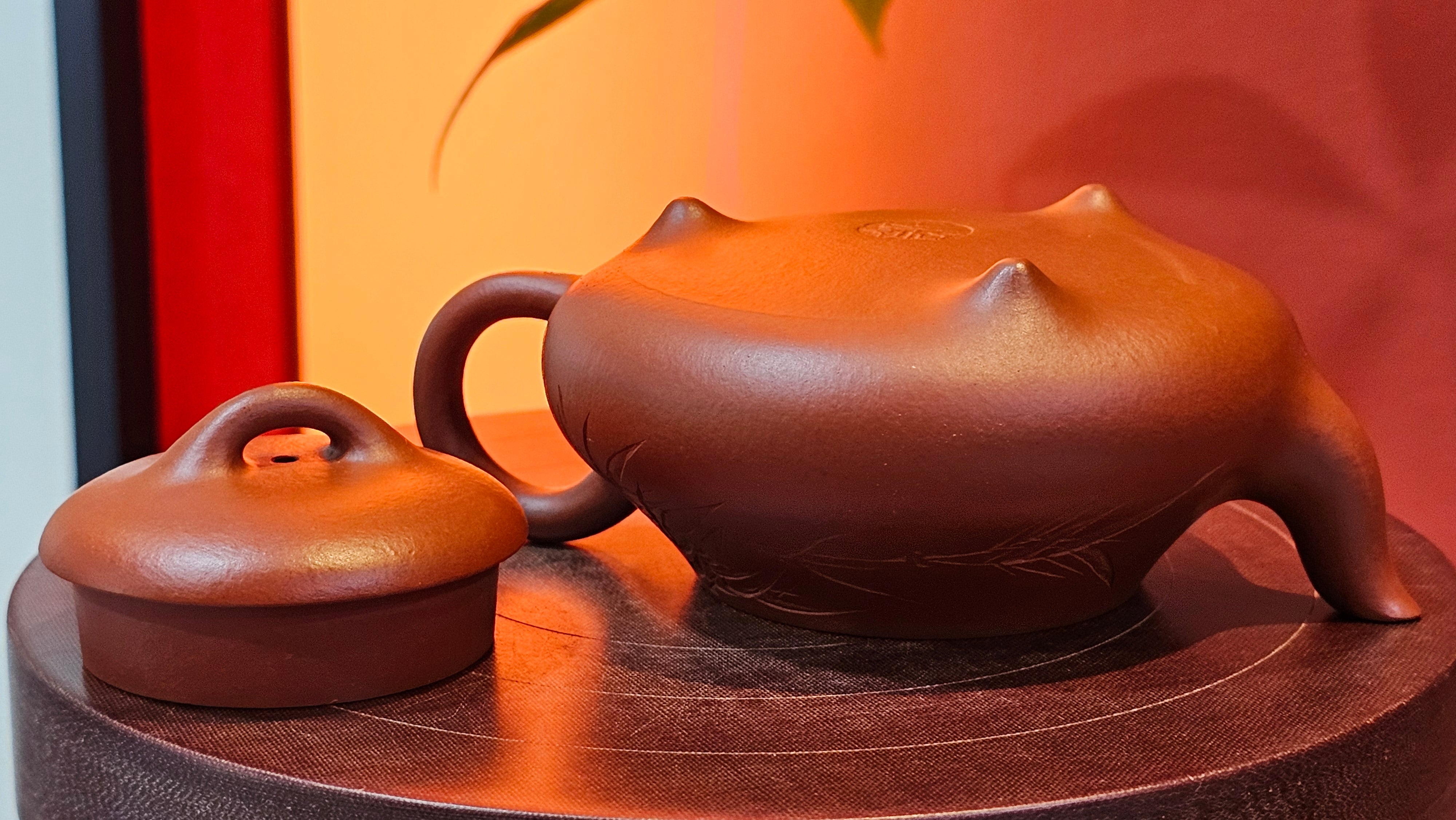 Han Tang Shi Piao 汉棠石瓢, 162.3ml, Xiao Mei Yao Zhu Ni 小煤窑朱泥, by Craftsman Shi Yun 石芸, Engraving by Craftsman Yi De Shu 刻绘 ~ 一德书 ~ Congratulations!to Ms J.C.! 1405hrs 18th Oct 2025, Los Angeles! CA.