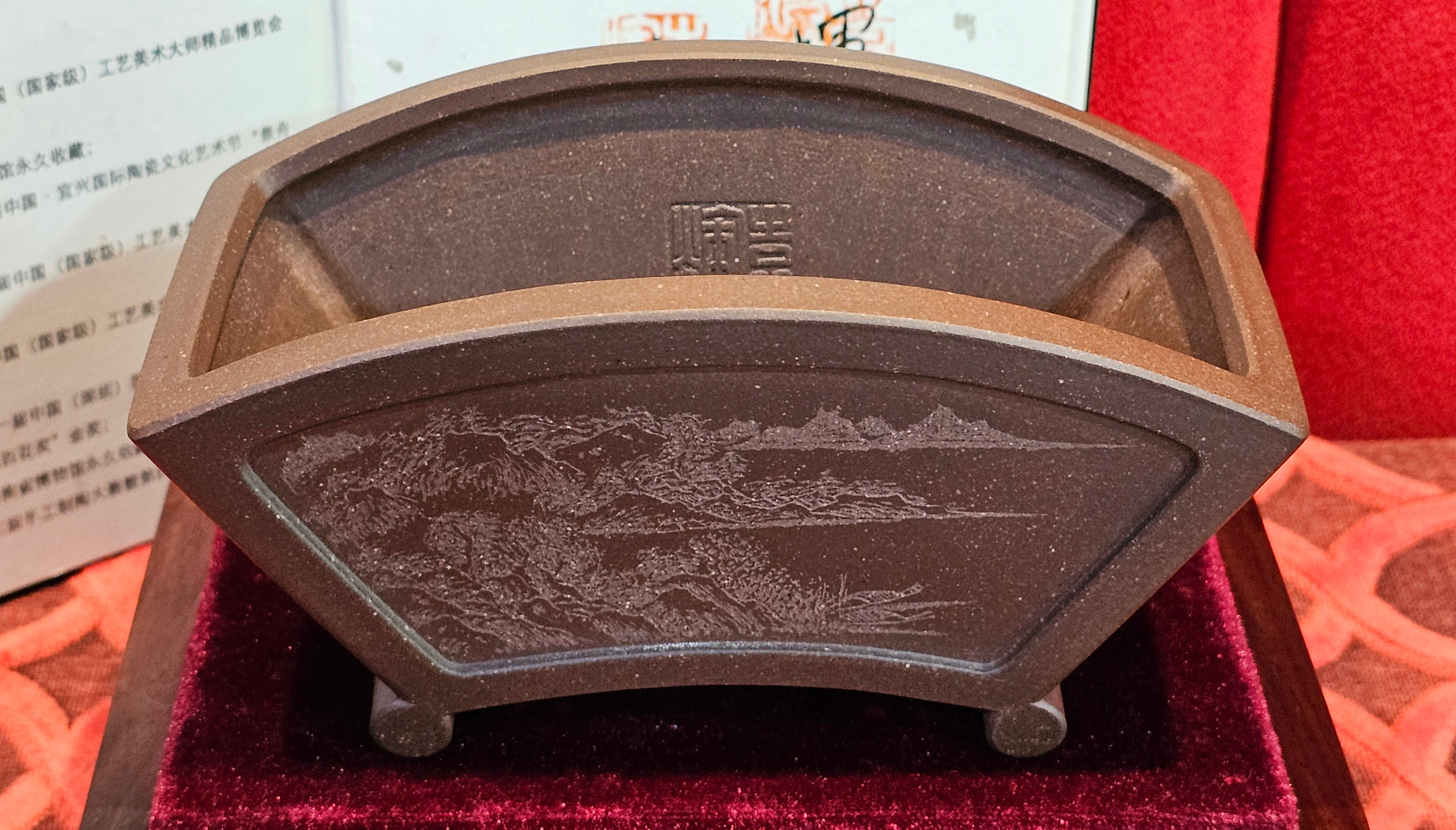 《清贡扇形盆》"Qing Gong Shan Xing Pen ~ Qing Style Fan-Shape Open Configuration", Di Cao Qing Zi Ni, by L2A Senior Consummate Artist Yuan Hui 高级振兴技艺师兼高级工艺美术师～袁辉。