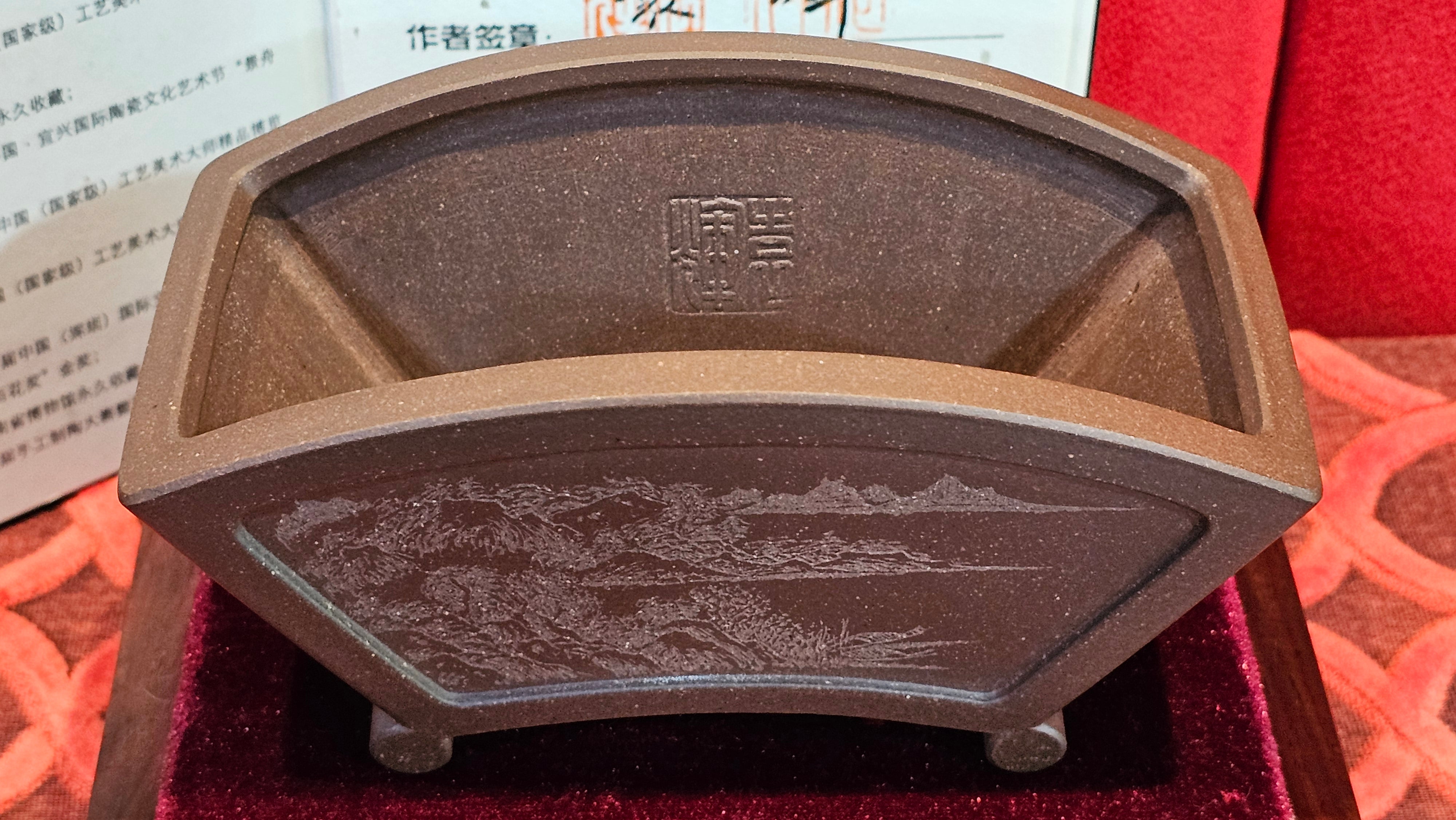 《清贡扇形盆》"Qing Gong Shan Xing Pen ~ Qing Style Fan-Shape Open Configuration", Di Cao Qing Zi Ni, by L2A Senior Consummate Artist Yuan Hui 高级振兴技艺师兼高级工艺美术师～袁辉。