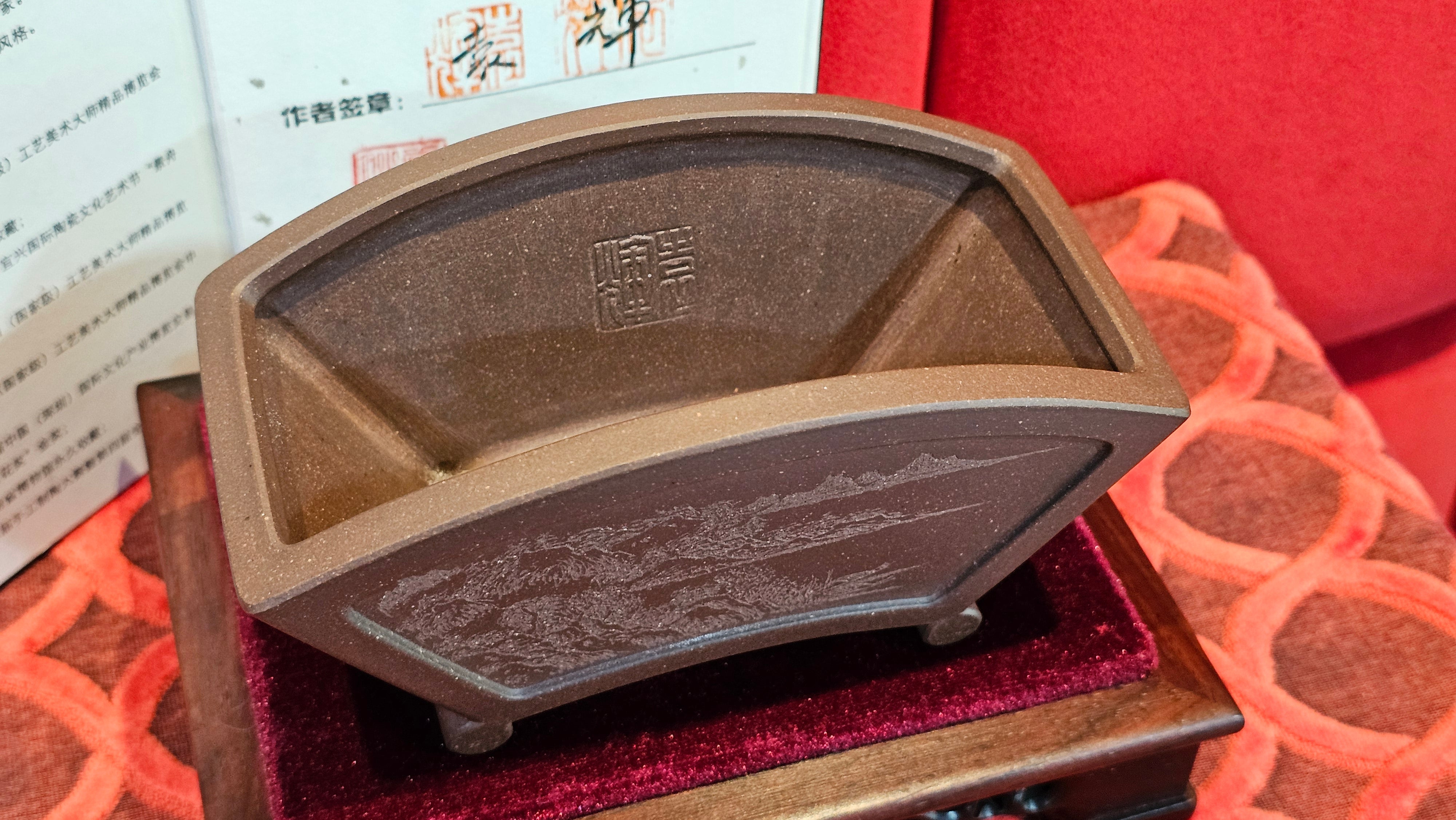 《清贡扇形盆》"Qing Gong Shan Xing Pen ~ Qing Style Fan-Shape Open Configuration", Di Cao Qing Zi Ni, by L2A Senior Consummate Artist Yuan Hui 高级振兴技艺师兼高级工艺美术师～袁辉。