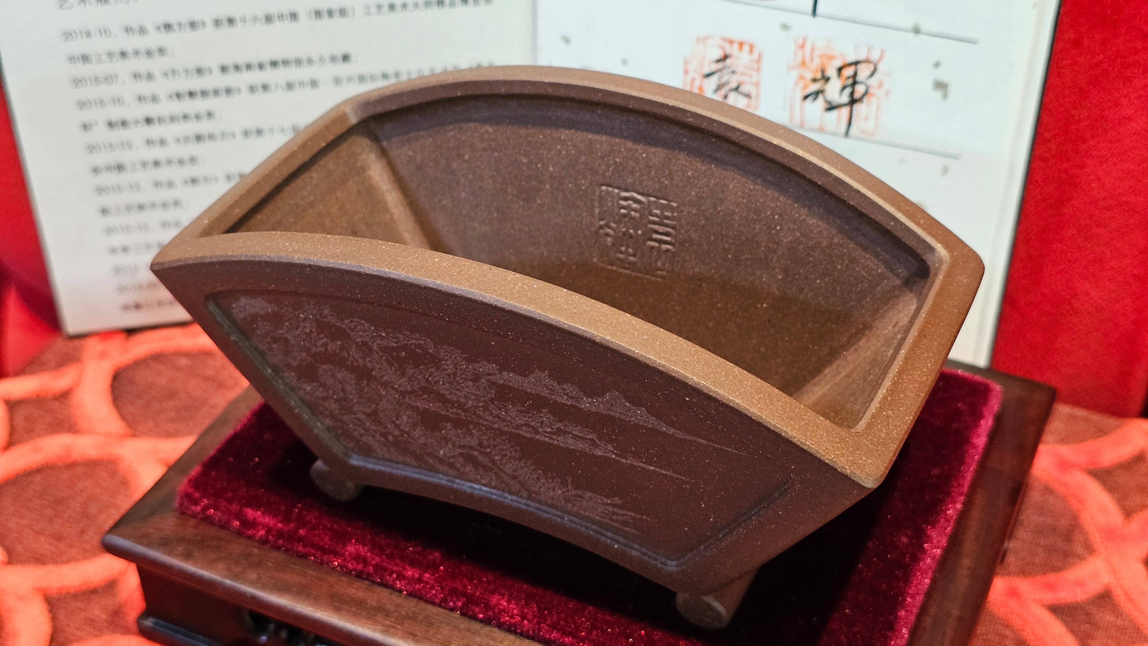 《清贡扇形盆》"Qing Gong Shan Xing Pen ~ Qing Style Fan-Shape Open Configuration", Di Cao Qing Zi Ni, by L2A Senior Consummate Artist Yuan Hui 高级振兴技艺师兼高级工艺美术师～袁辉。