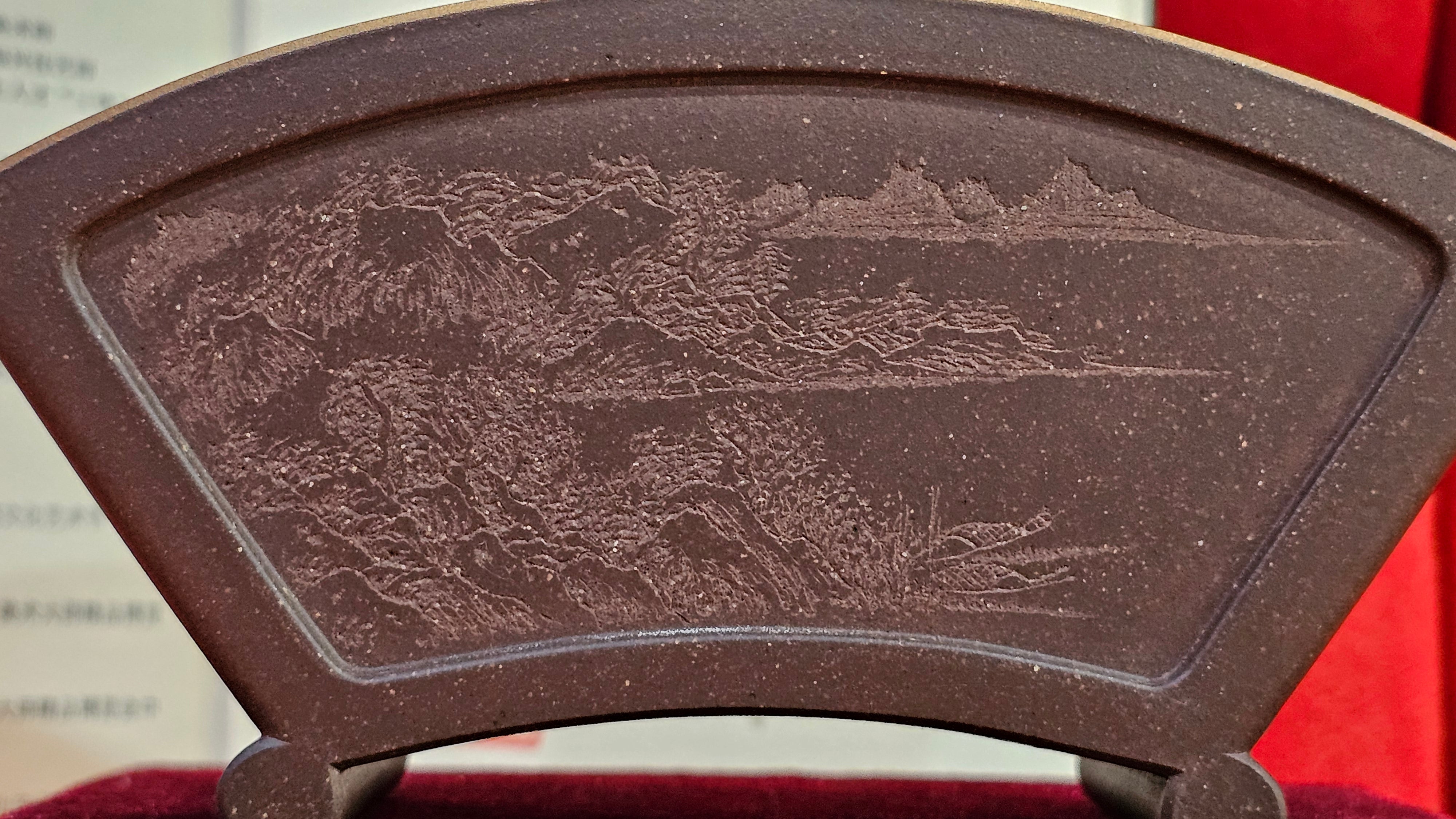 《清贡扇形盆》"Qing Gong Shan Xing Pen ~ Qing Style Fan-Shape Open Configuration", Di Cao Qing Zi Ni, by L2A Senior Consummate Artist Yuan Hui 高级振兴技艺师兼高级工艺美术师～袁辉。