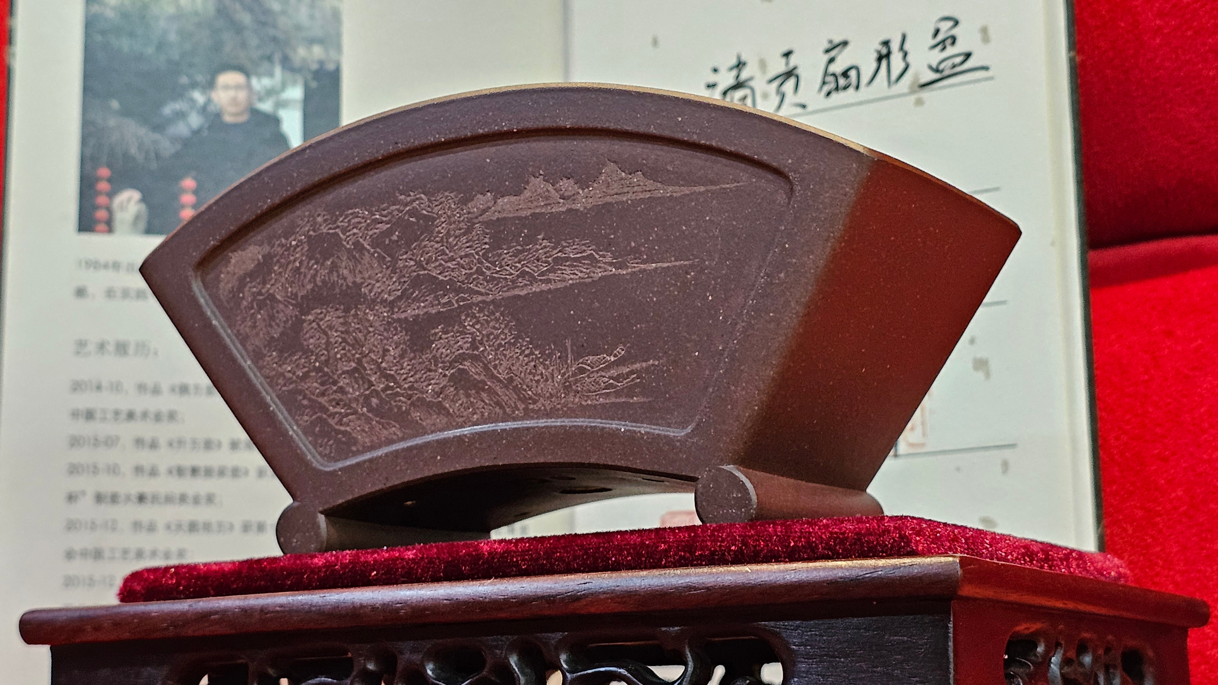 《清贡扇形盆》"Qing Gong Shan Xing Pen ~ Qing Style Fan-Shape Open Configuration", Di Cao Qing Zi Ni, by L2A Senior Consummate Artist Yuan Hui 高级振兴技艺师兼高级工艺美术师～袁辉。