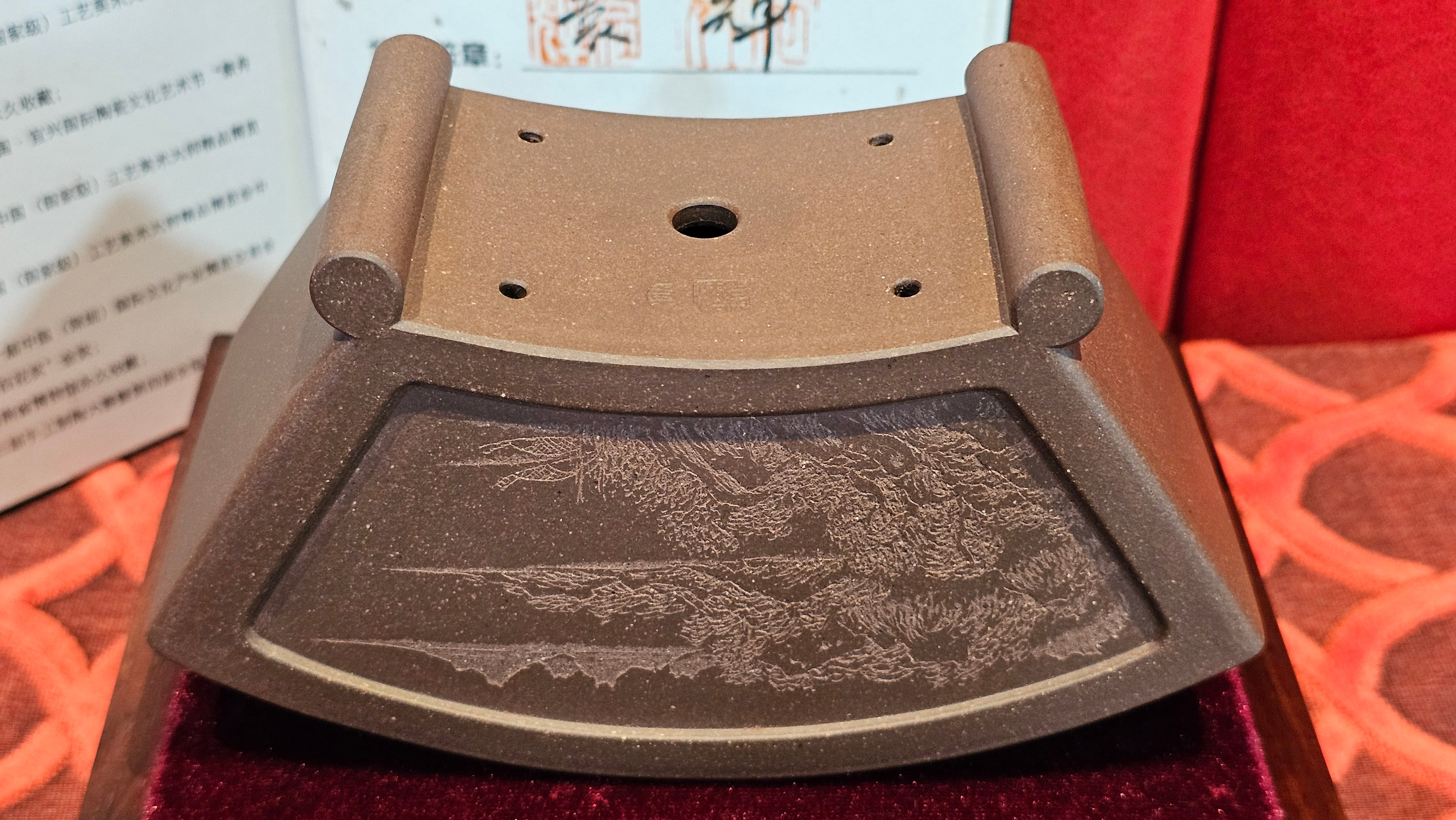 《清贡扇形盆》"Qing Gong Shan Xing Pen ~ Qing Style Fan-Shape Open Configuration", Di Cao Qing Zi Ni, by L2A Senior Consummate Artist Yuan Hui 高级振兴技艺师兼高级工艺美术师～袁辉。