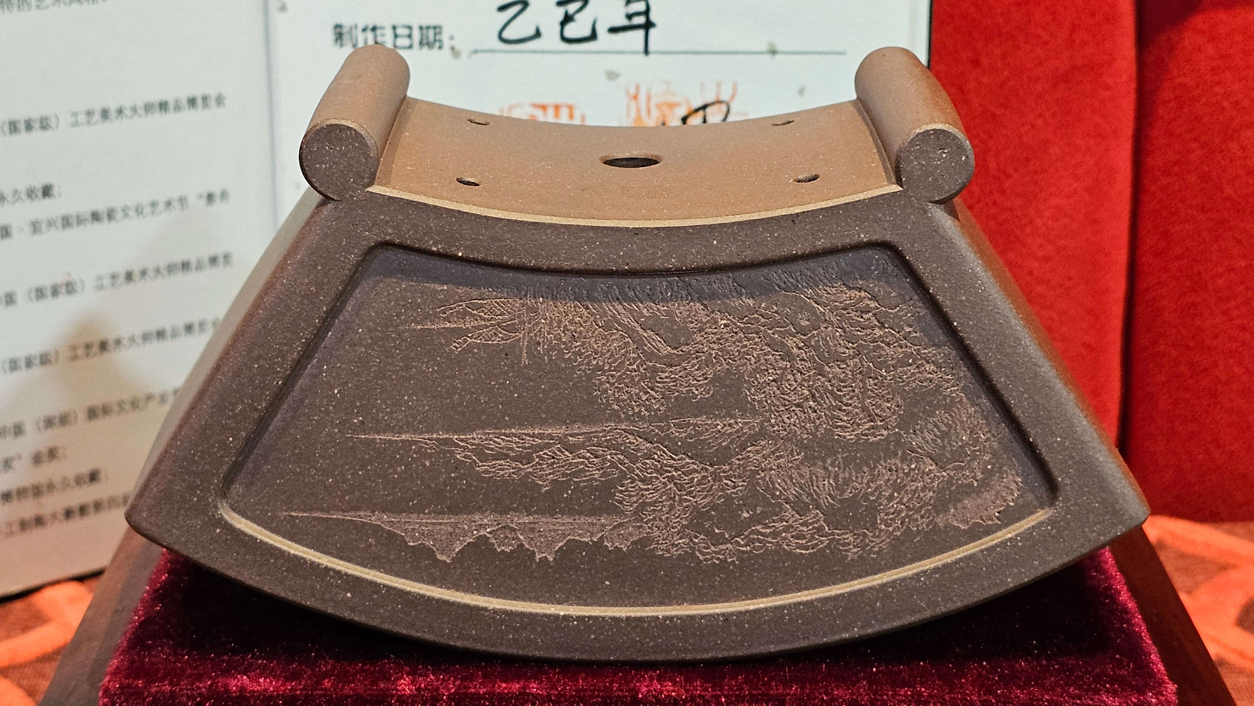 《清贡扇形盆》"Qing Gong Shan Xing Pen ~ Qing Style Fan-Shape Open Configuration", Di Cao Qing Zi Ni, by L2A Senior Consummate Artist Yuan Hui 高级振兴技艺师兼高级工艺美术师～袁辉。