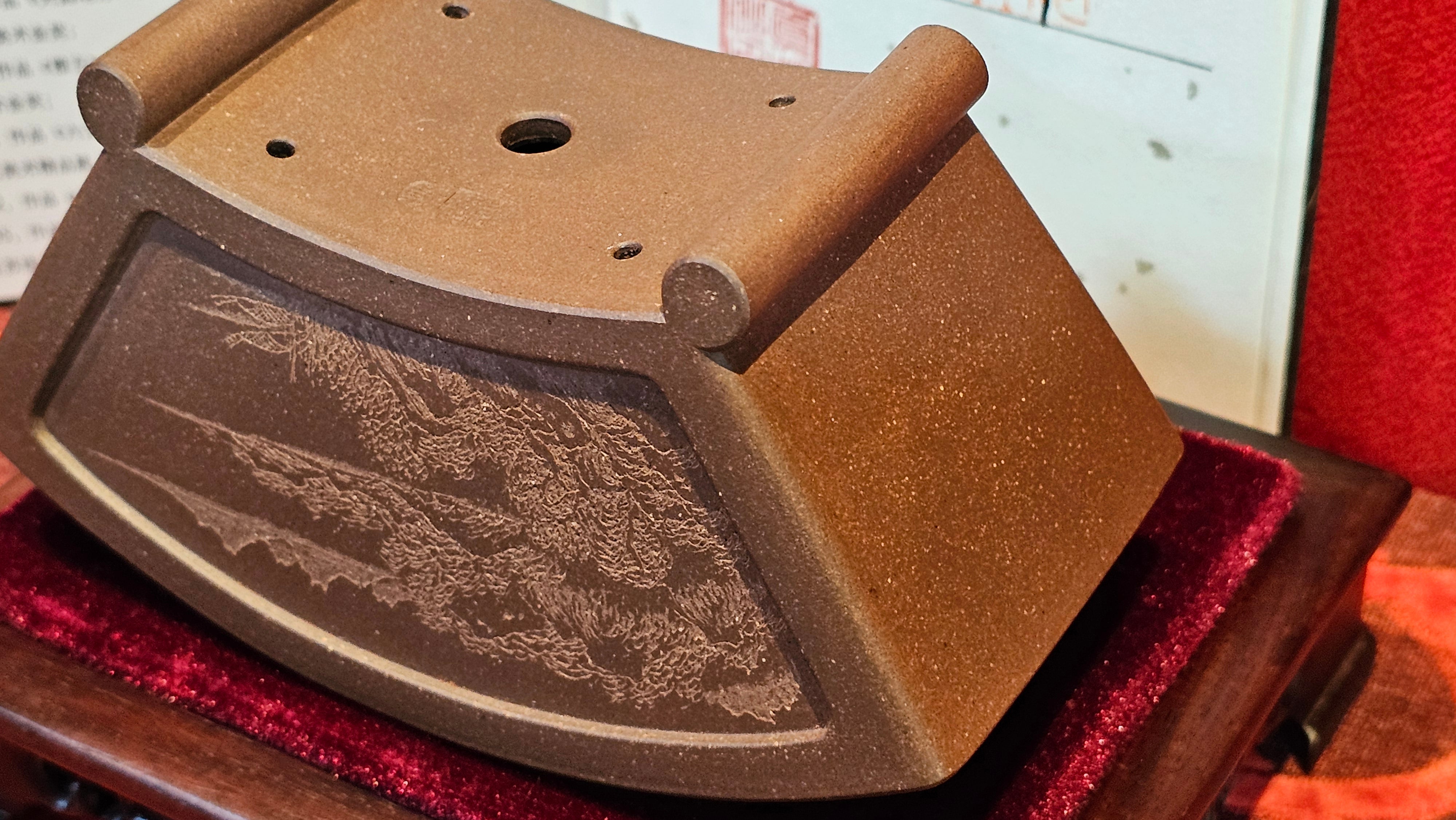 《清贡扇形盆》"Qing Gong Shan Xing Pen ~ Qing Style Fan-Shape Open Configuration", Di Cao Qing Zi Ni, by L2A Senior Consummate Artist Yuan Hui 高级振兴技艺师兼高级工艺美术师～袁辉。