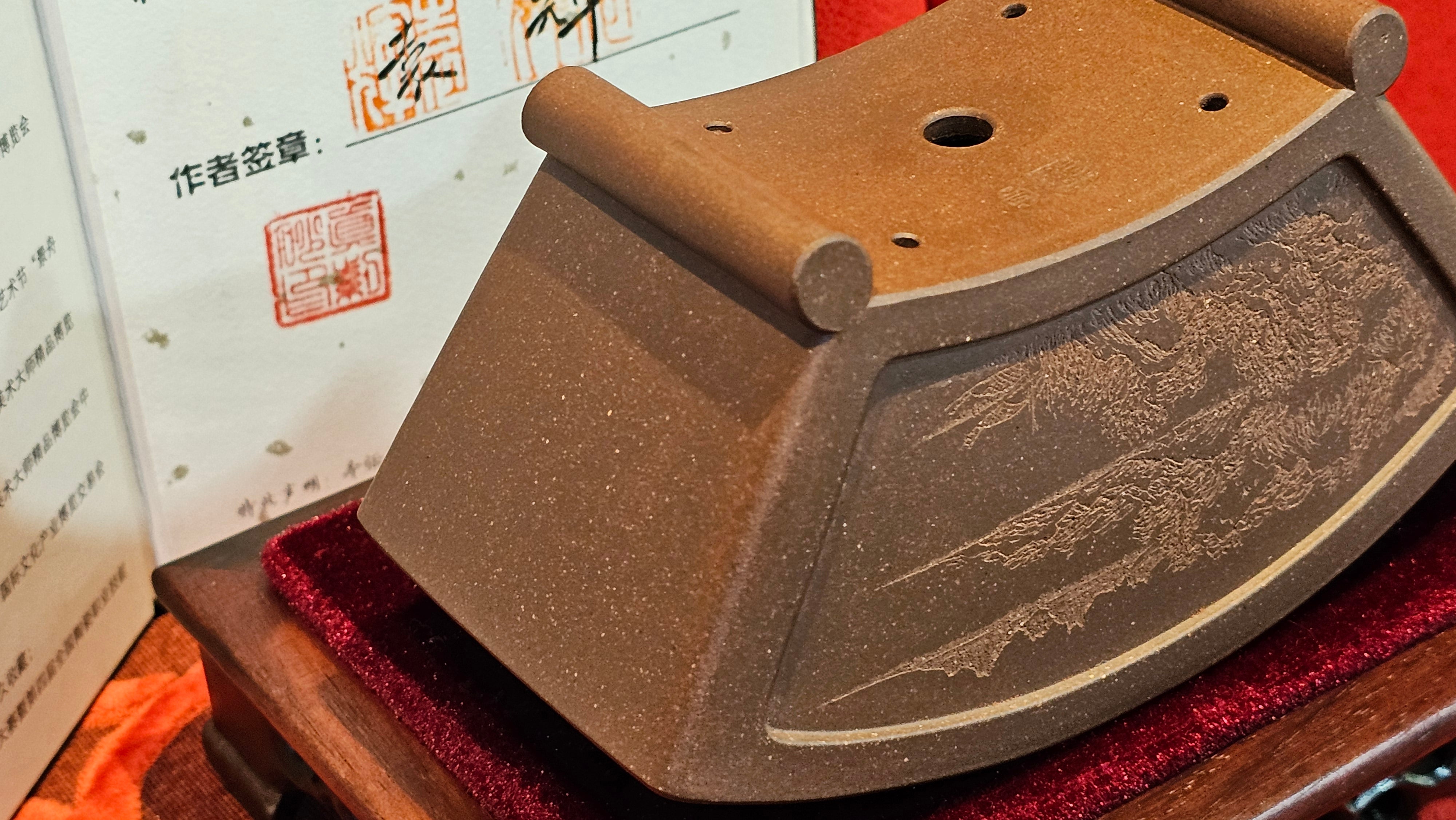 《清贡扇形盆》"Qing Gong Shan Xing Pen ~ Qing Style Fan-Shape Open Configuration", Di Cao Qing Zi Ni, by L2A Senior Consummate Artist Yuan Hui 高级振兴技艺师兼高级工艺美术师～袁辉。