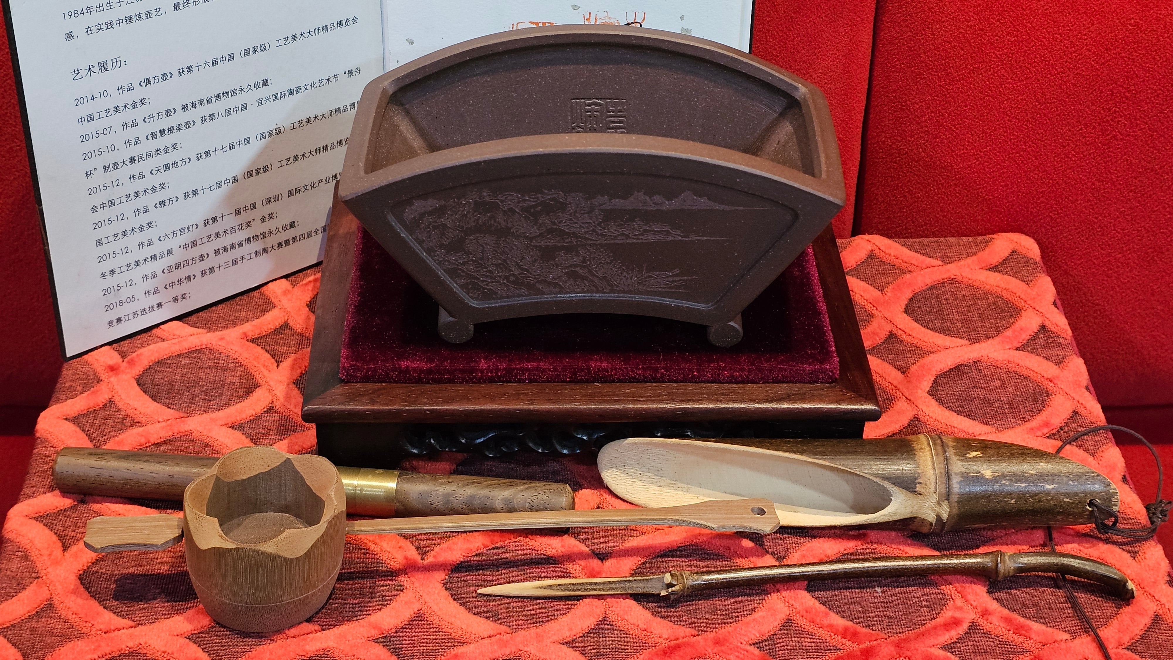 《清贡扇形盆》"Qing Gong Shan Xing Pen ~ Qing Style Fan-Shape Open Configuration", Di Cao Qing Zi Ni, by L2A Senior Consummate Artist Yuan Hui 高级振兴技艺师兼高级工艺美术师～袁辉。