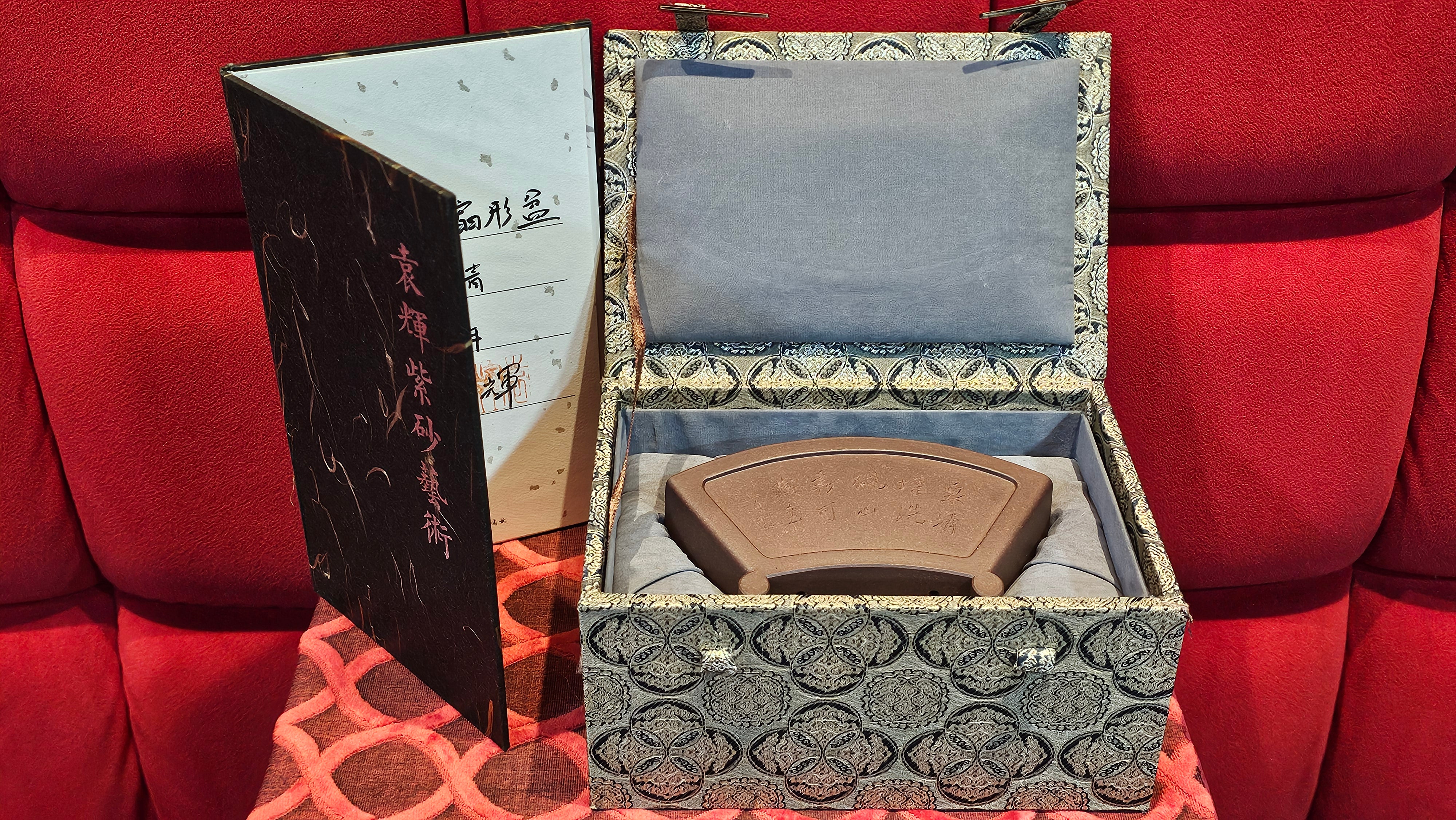 《清贡扇形盆》"Qing Gong Shan Xing Pen ~ Qing Style Fan-Shape Open Configuration", Di Cao Qing Zi Ni, by L2A Senior Consummate Artist Yuan Hui 高级振兴技艺师兼高级工艺美术师～袁辉。