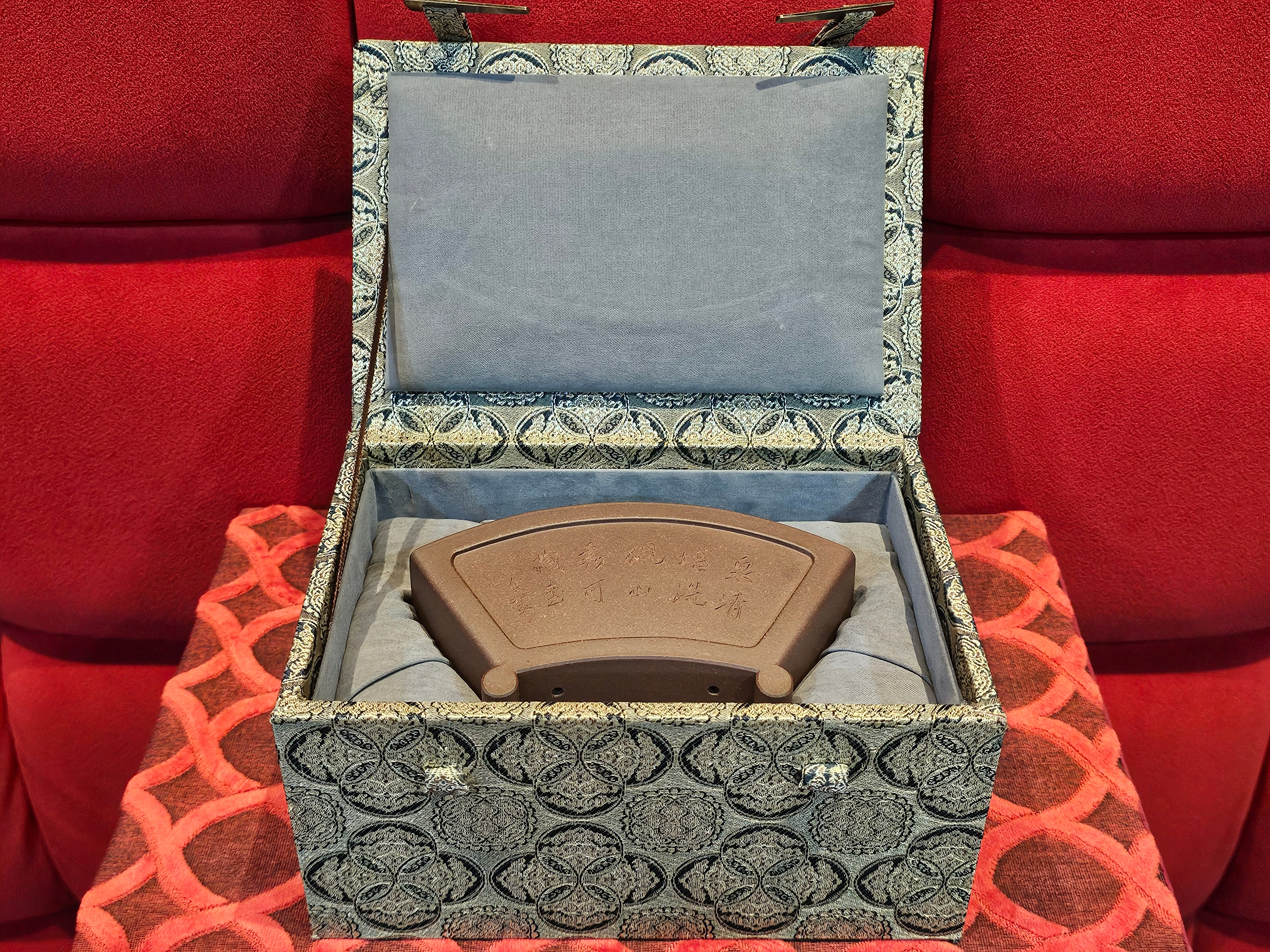 《清贡扇形盆》"Qing Gong Shan Xing Pen ~ Qing Style Fan-Shape Open Configuration", Di Cao Qing Zi Ni, by L2A Senior Consummate Artist Yuan Hui 高级振兴技艺师兼高级工艺美术师～袁辉。